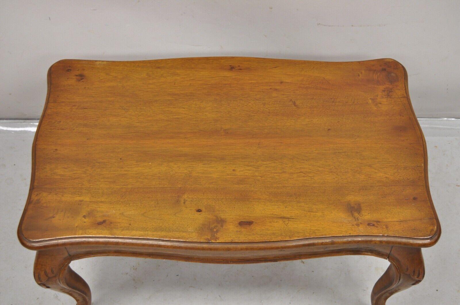 Vintage Italian Provincial Antiqued Walnut Small Cabriole Leg Coffee Table In Good Condition For Sale In Philadelphia, PA