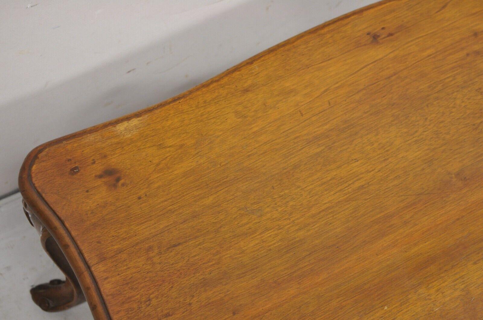Table basse à pieds cabriole en noyer antique de style provincial italien vintage en vente 2
