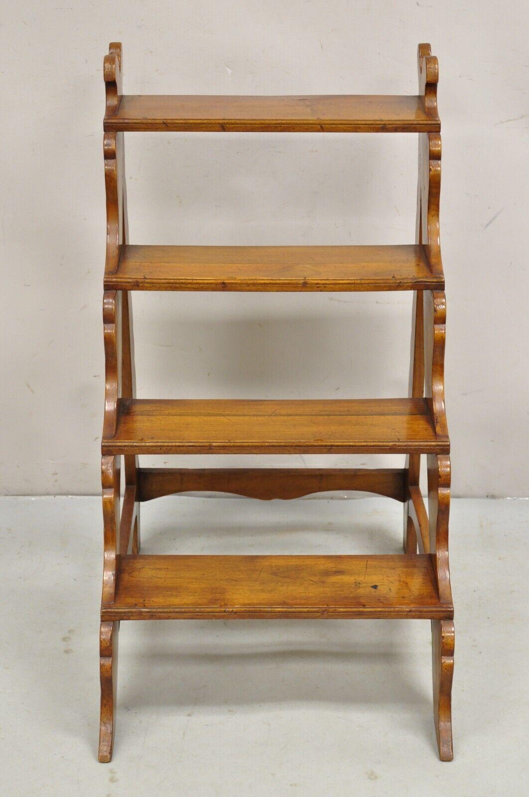 Vintage Italian Provincial Style Carved Olivewood Library Step Ladder Side Table. Der Artikel ist aus Massivholz gefertigt, hat eine gealterte/antiquierte Oberfläche, schön geschnitzte Details und ist auf der Unterseite mit dem Stempel Made in