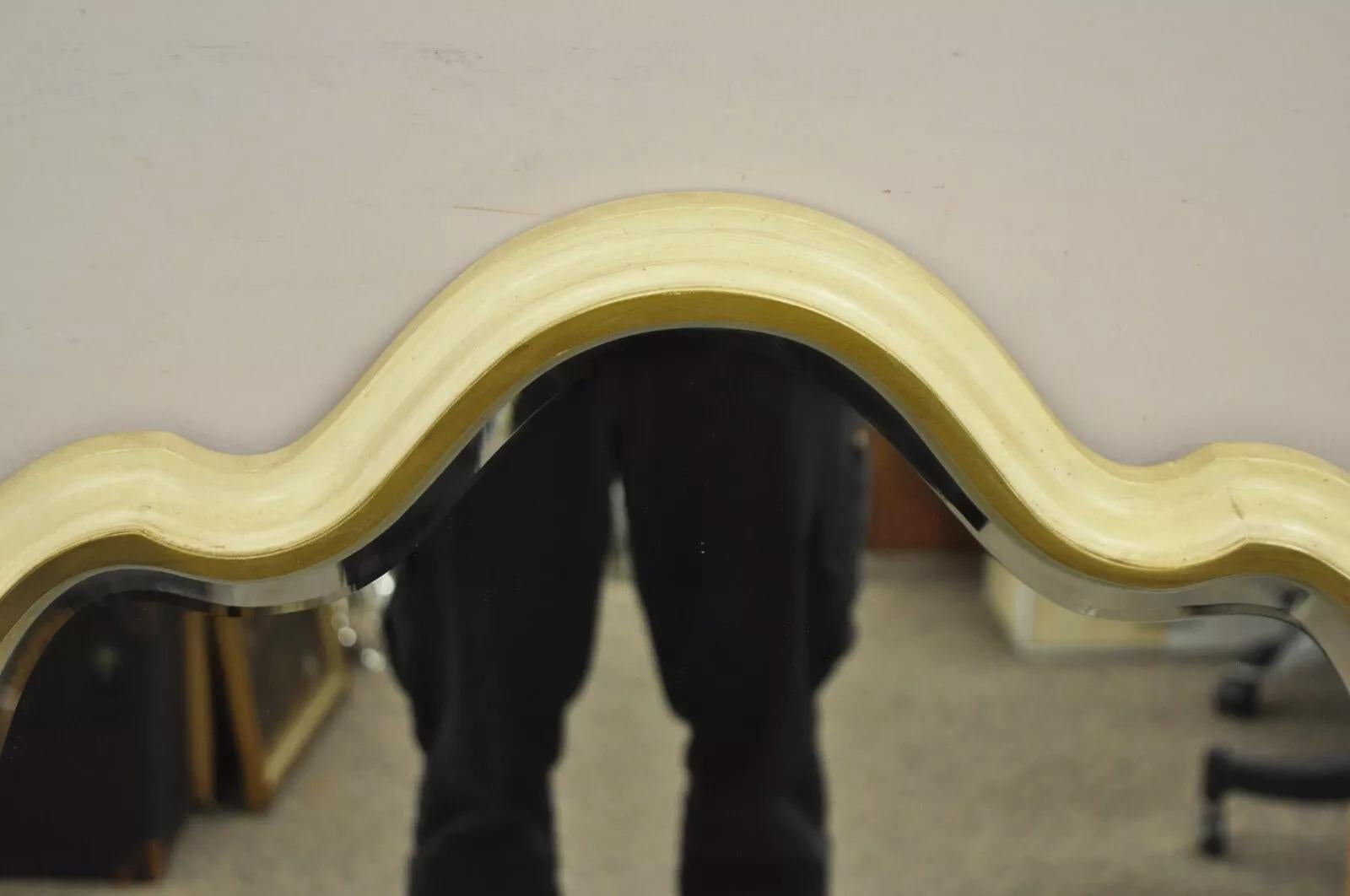 Sconosciuto Specchio da parete smerlato color crema e oro della Provincia Italiana di Hollywood Regency in vendita