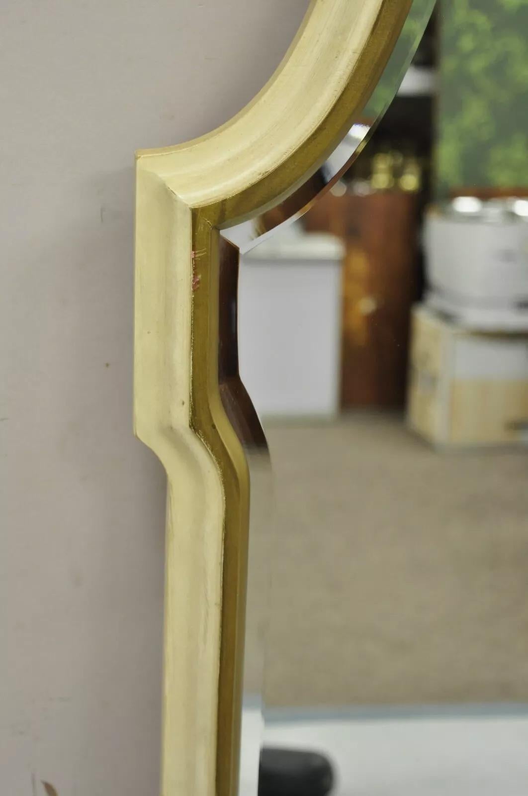 XX secolo Specchio da parete smerlato color crema e oro della Provincia Italiana di Hollywood Regency in vendita
