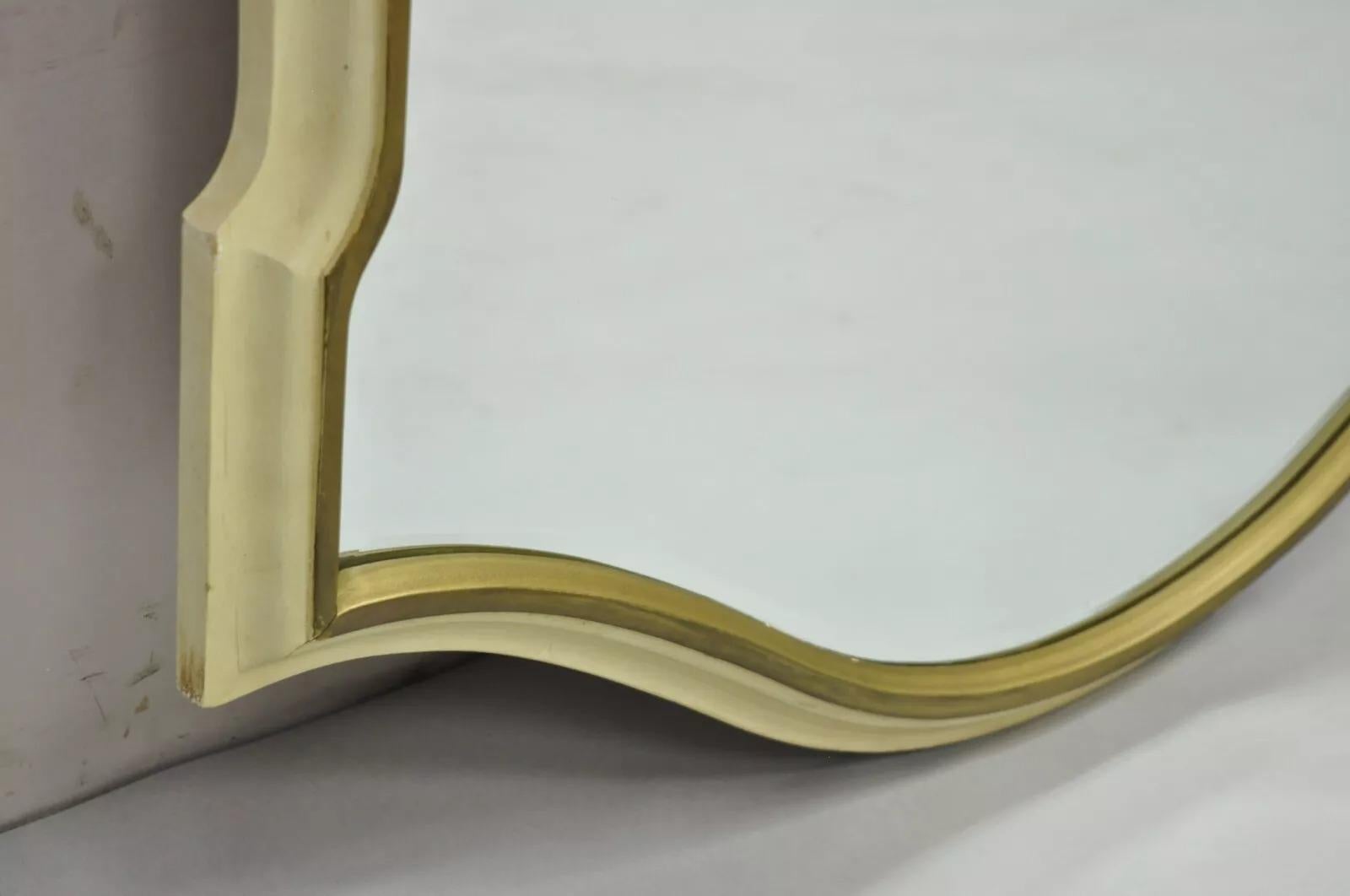 Specchio da parete smerlato color crema e oro della Provincia Italiana di Hollywood Regency in vendita 1