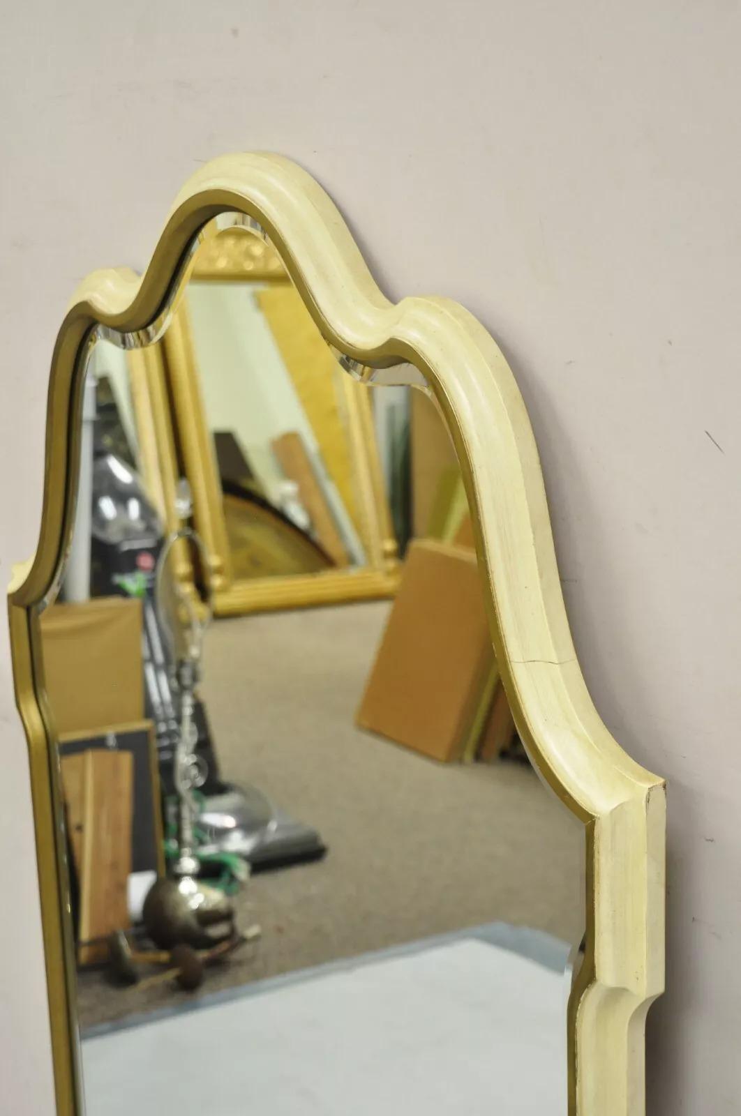 Specchio da parete smerlato color crema e oro della Provincia Italiana di Hollywood Regency in vendita 2