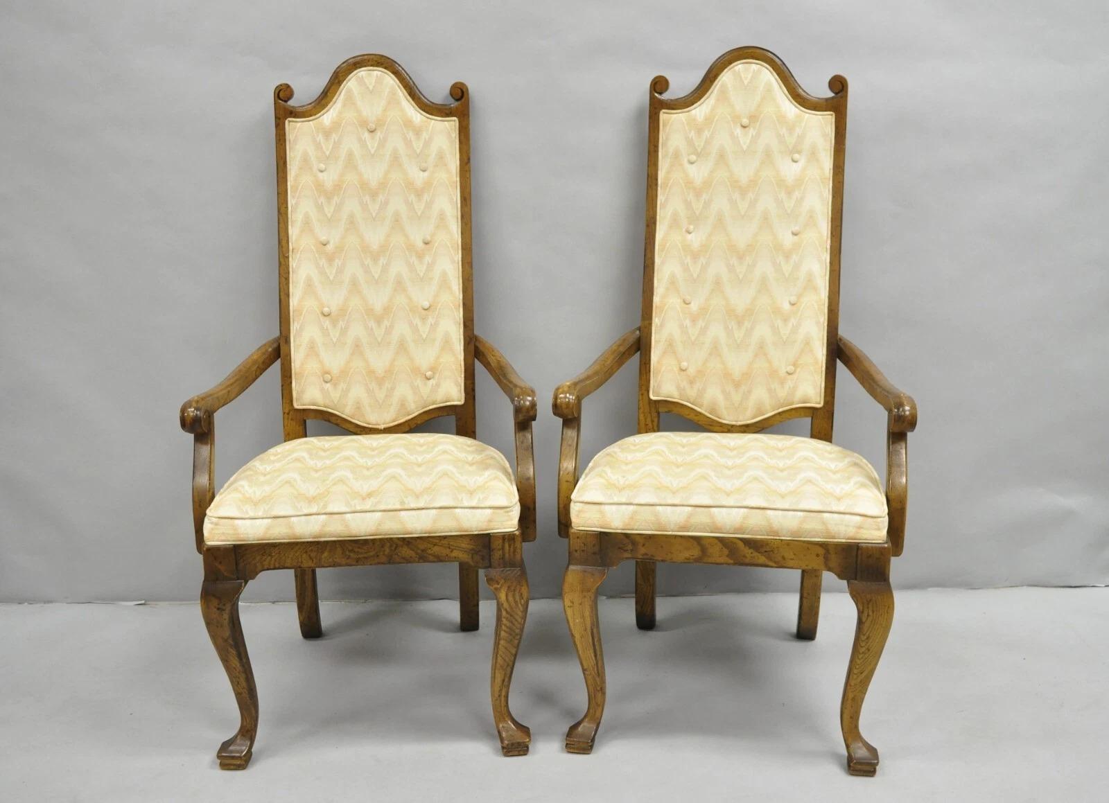 Poltroncine da pranzo vintage in legno di Oak Oak - una coppia. Le sedie sono caratterizzate da una struttura in legno massiccio, una finitura anticata, schienali con decorazioni a ricciolo, grande stile e forma. Circa alla fine del XX secolo.