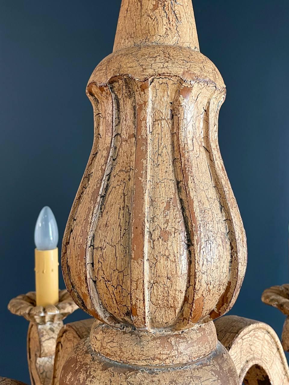 Metà XX secolo Lampadario vintage in stile provinciale italiano in legno dipinto e intagliato in vendita