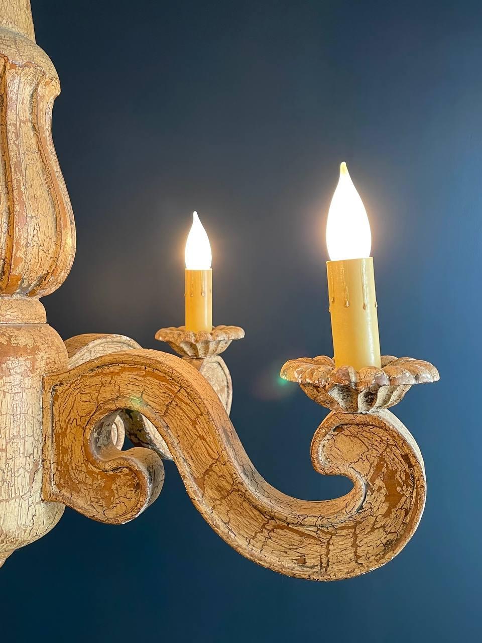 Legno Lampadario vintage in stile provinciale italiano in legno dipinto e intagliato in vendita