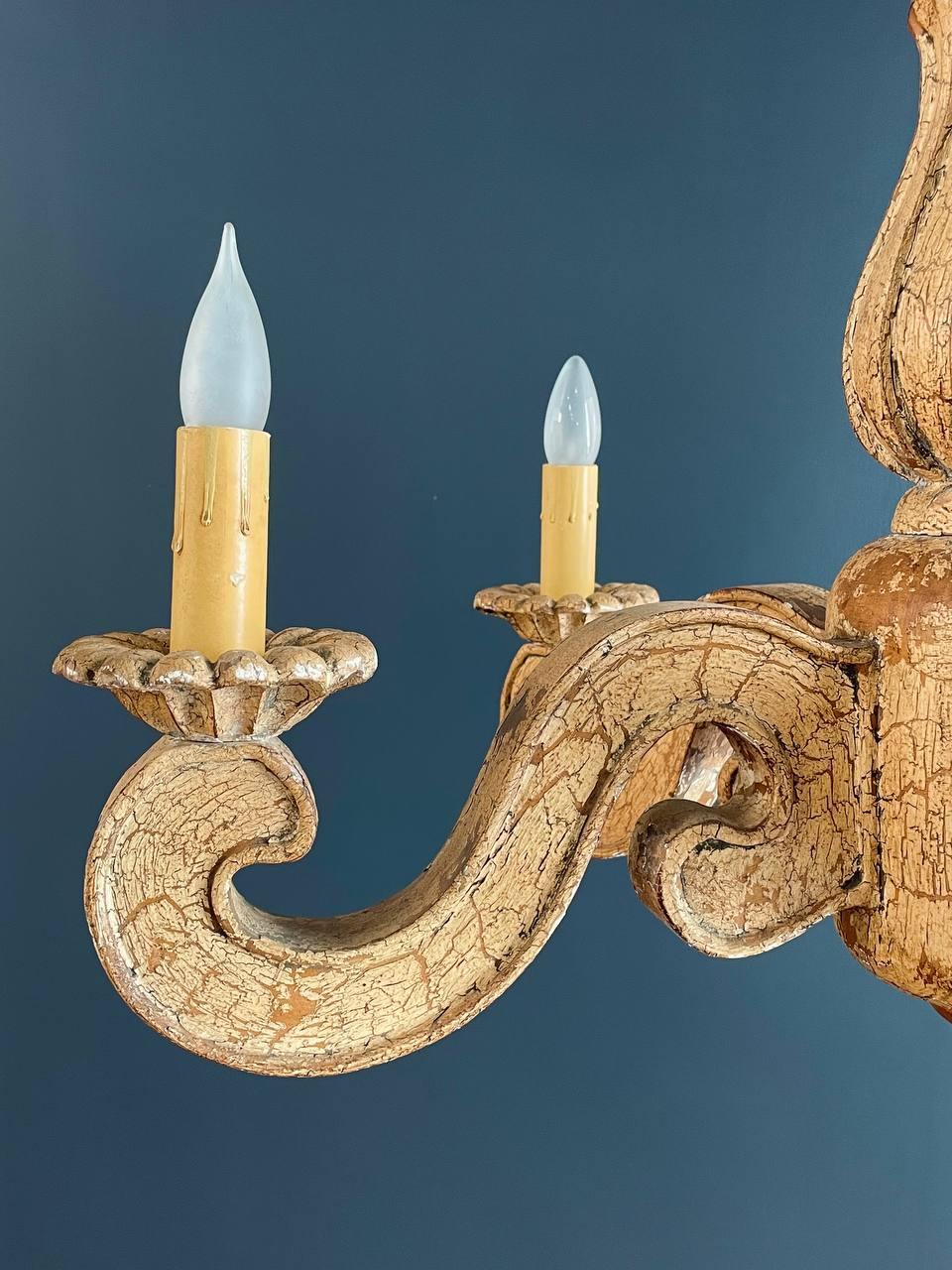Lampadario vintage in stile provinciale italiano in legno dipinto e intagliato in vendita 1