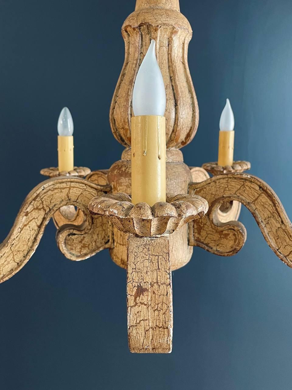 Lampadario vintage in stile provinciale italiano in legno dipinto e intagliato in vendita 2
