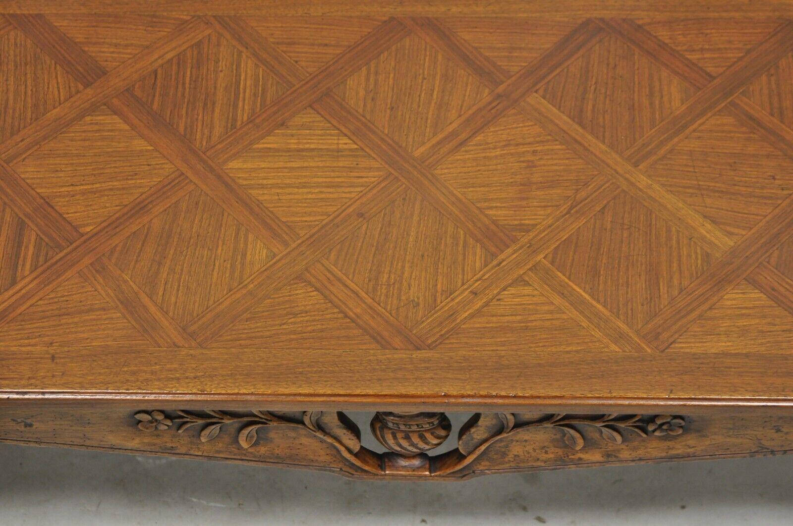 Vintage Italian Provincial Nussbaum Französisch Land Parkett Intarsien Couchtisch (Französische Provence)