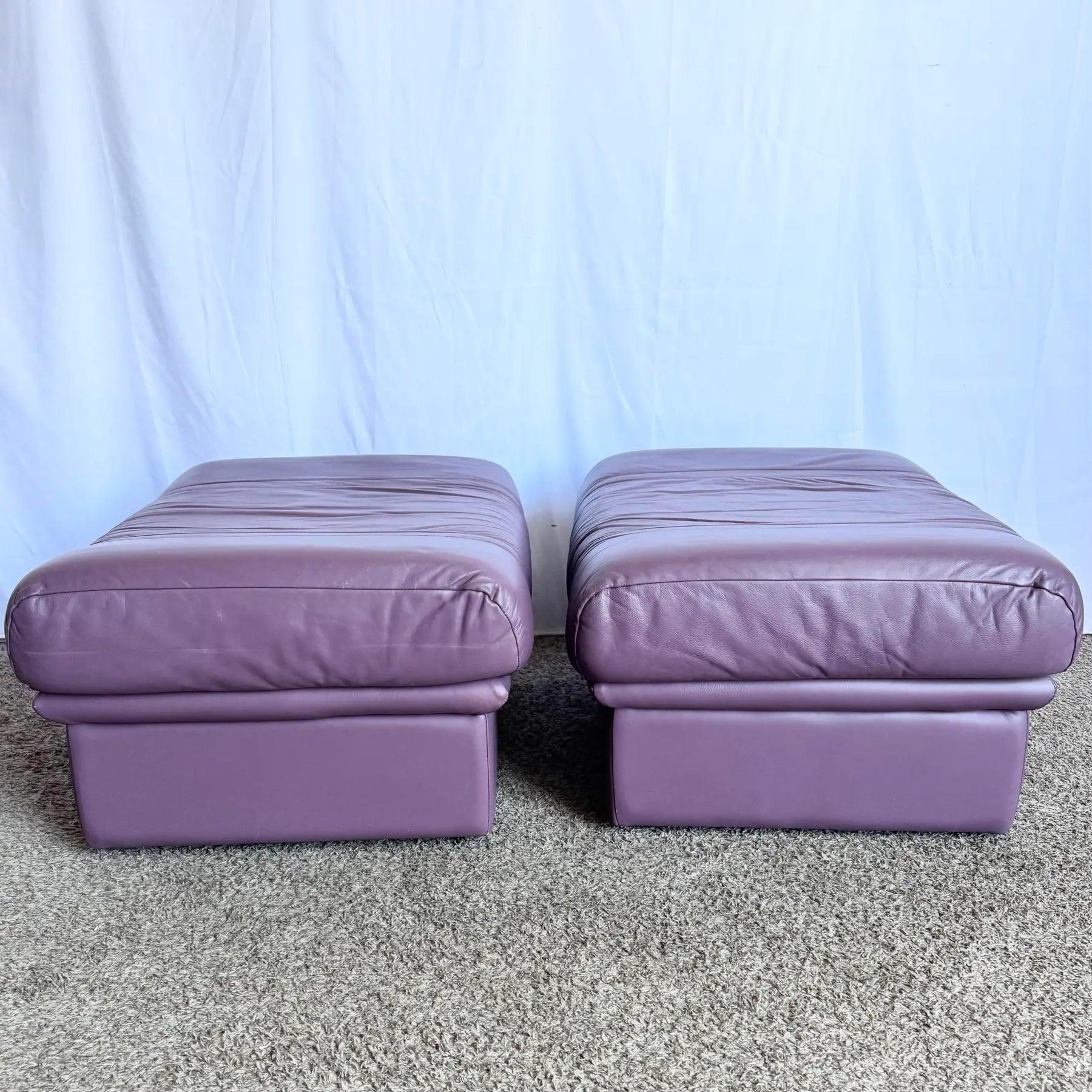 Améliorez votre intérieur avec les poufs en cuir violet italien vintage - couleur audacieuse, forme sculpturale, roulettes cachées et élégance postmoderne.
 

 Légère usure des bords du cuir, comme le montrent les photos.
 

 Nous vendons les