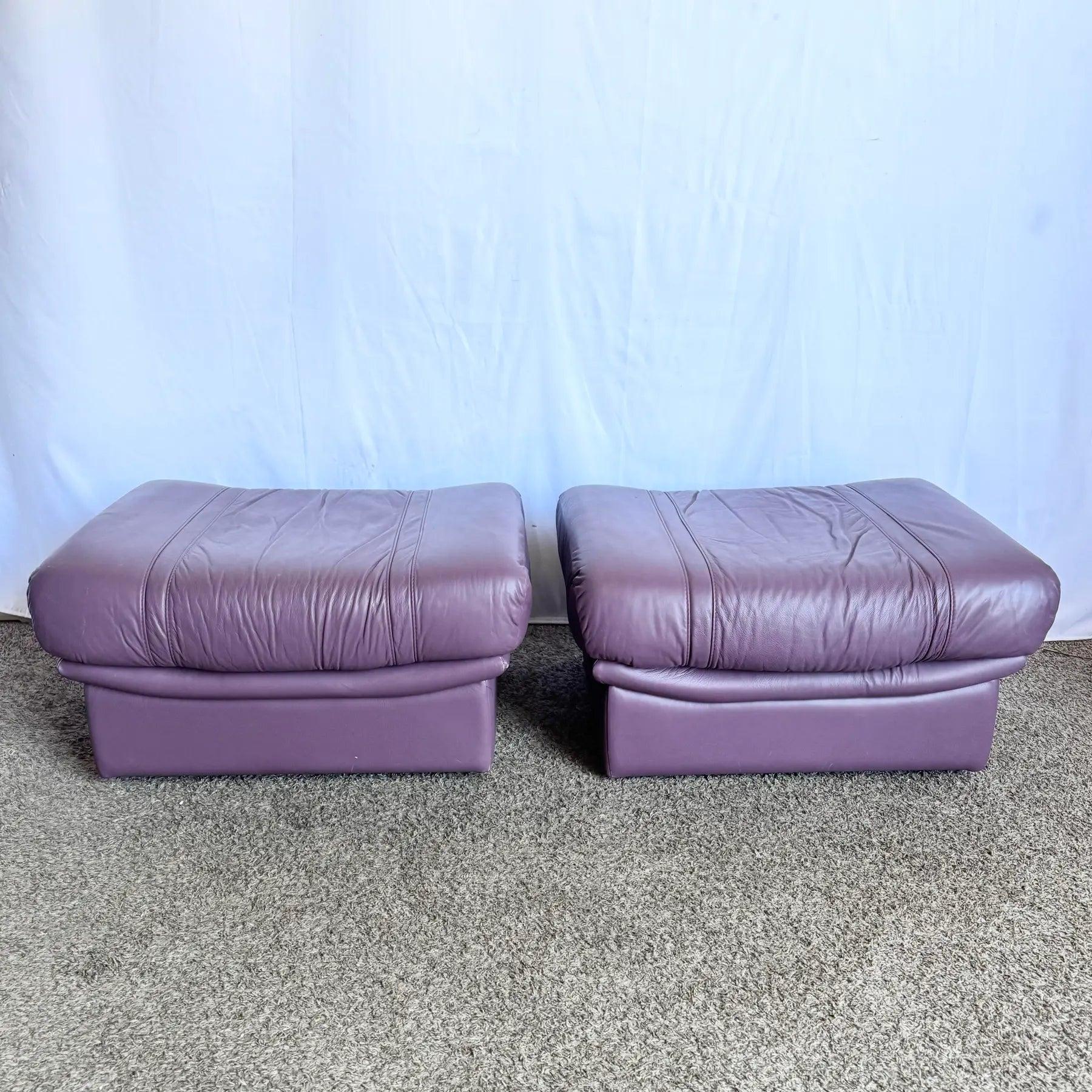 Fin du 20e siècle Pouf italien vintage en cuir violet sur roulettes - la paire en vente