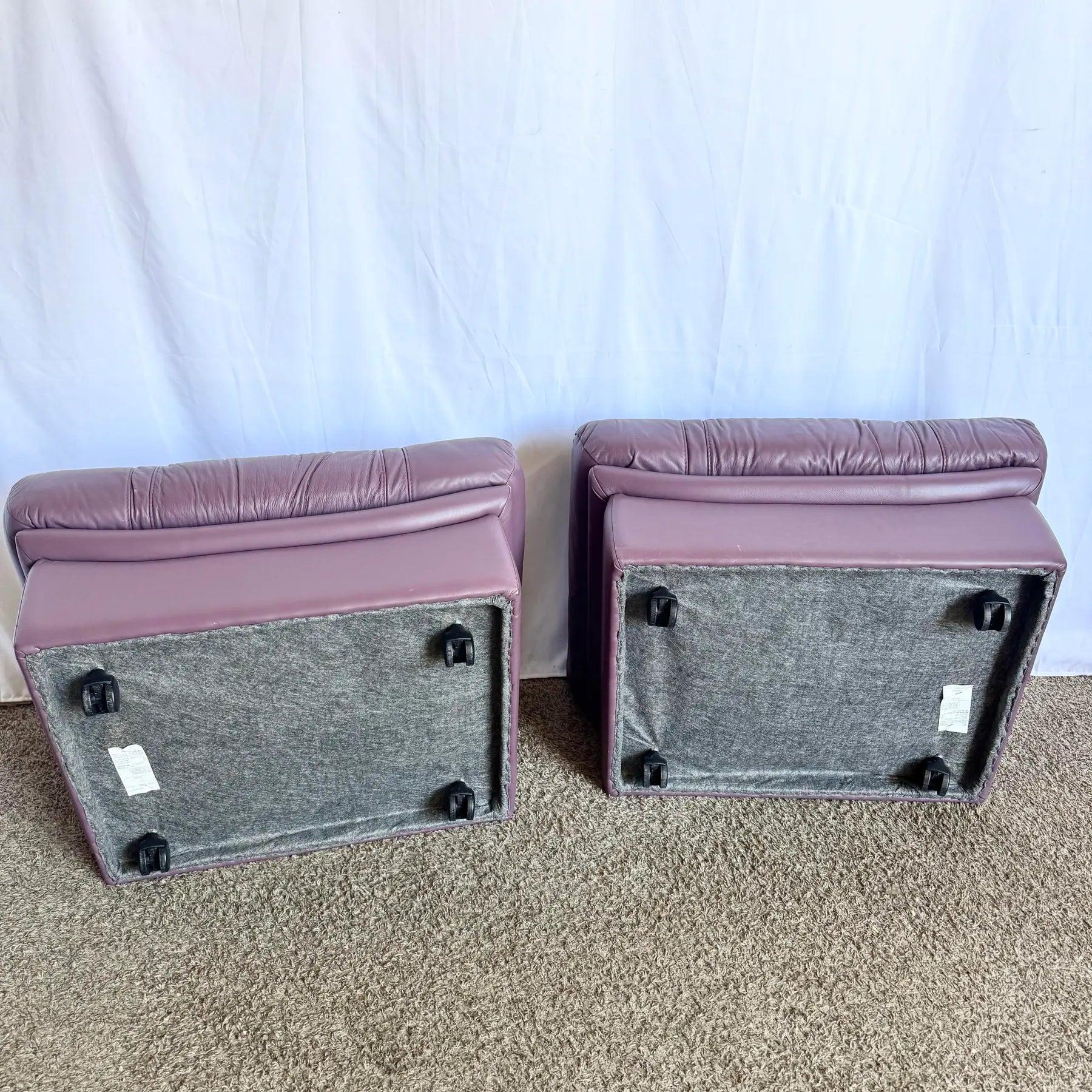Cuir Pouf italien vintage en cuir violet sur roulettes - la paire en vente