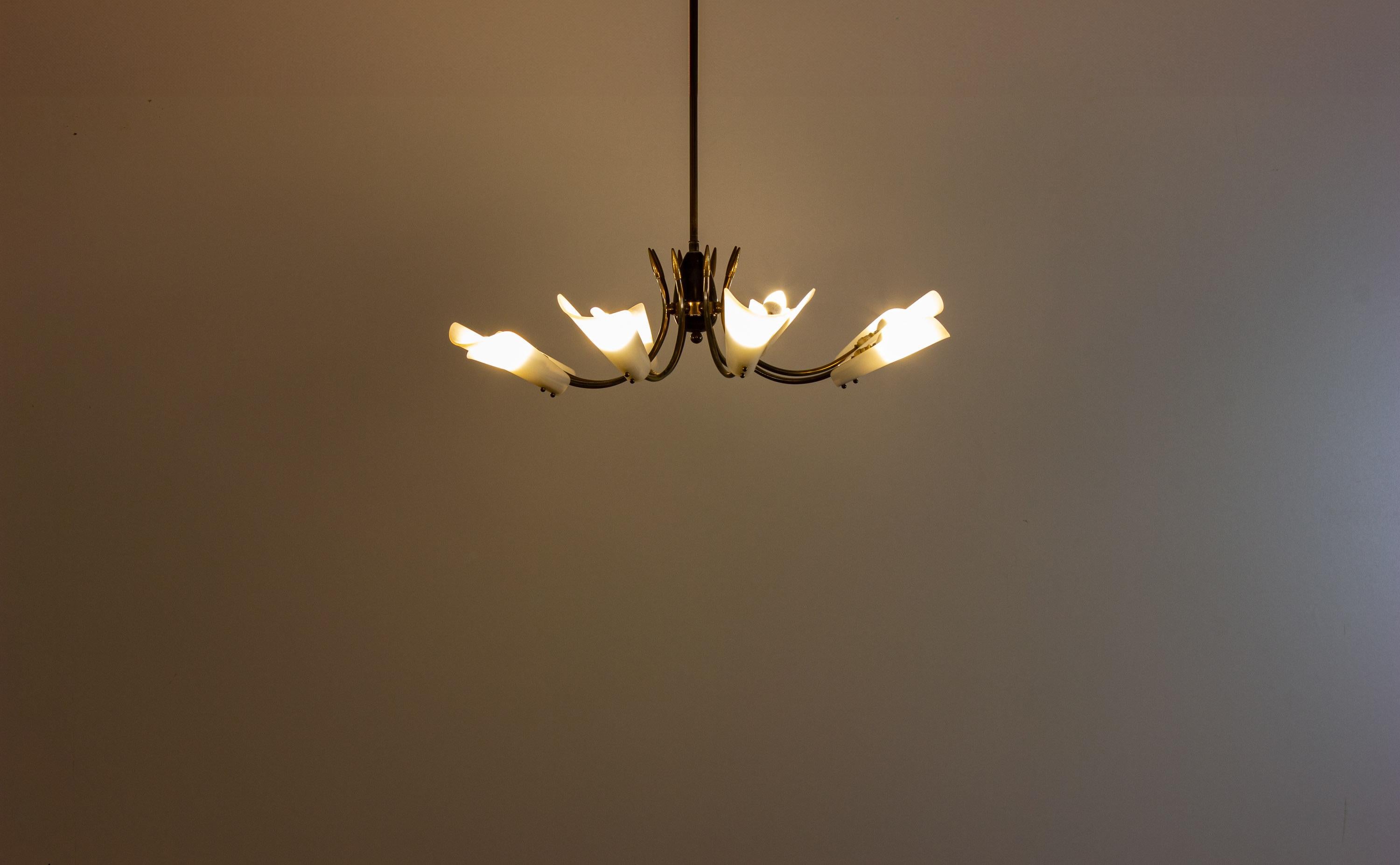 Vintage Italian radial spider chandelier with frosted shades, 1970s Moderno de mediados de siglo en venta