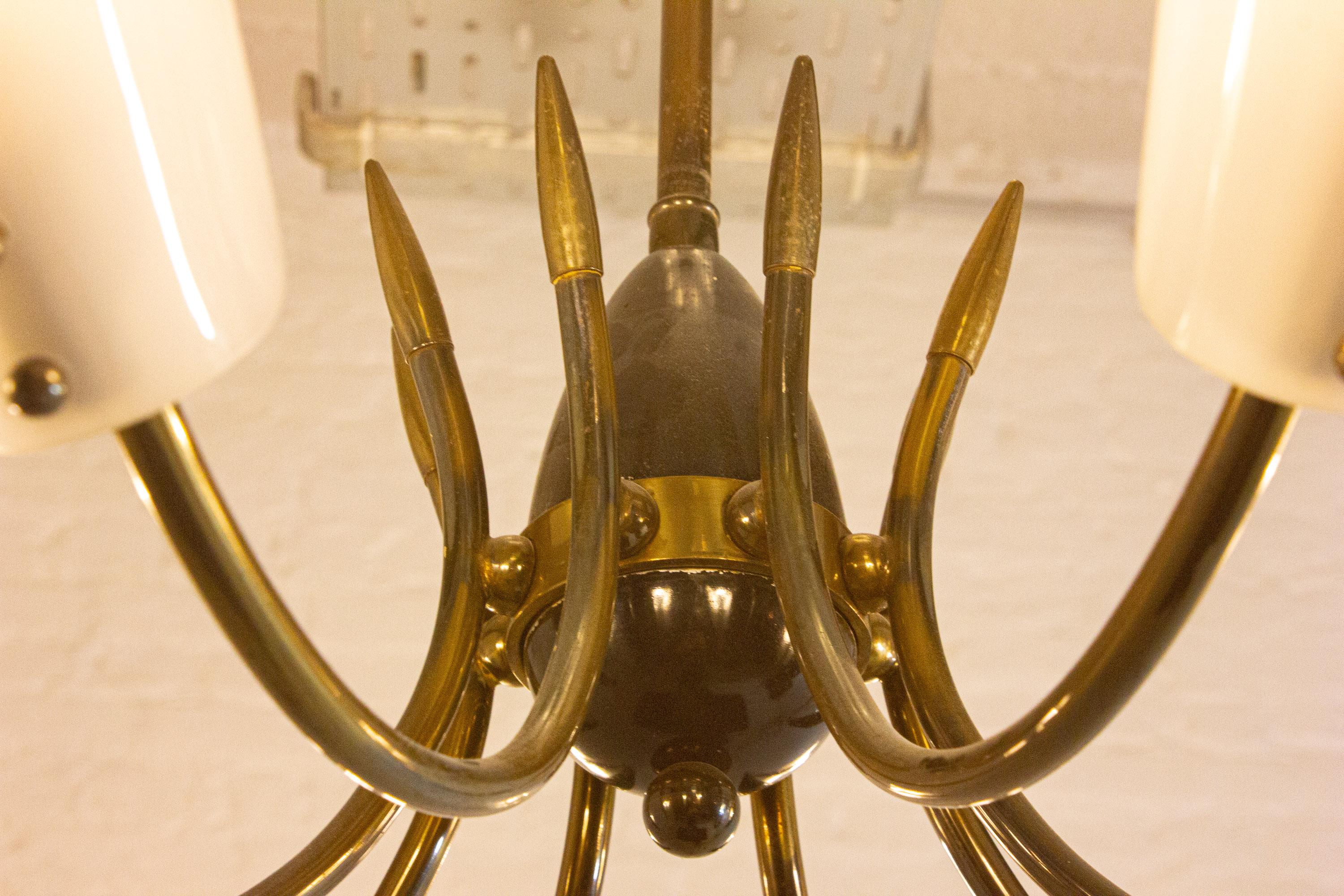 Vintage Italian radial spider chandelier with frosted shades, 1970s Latón en venta