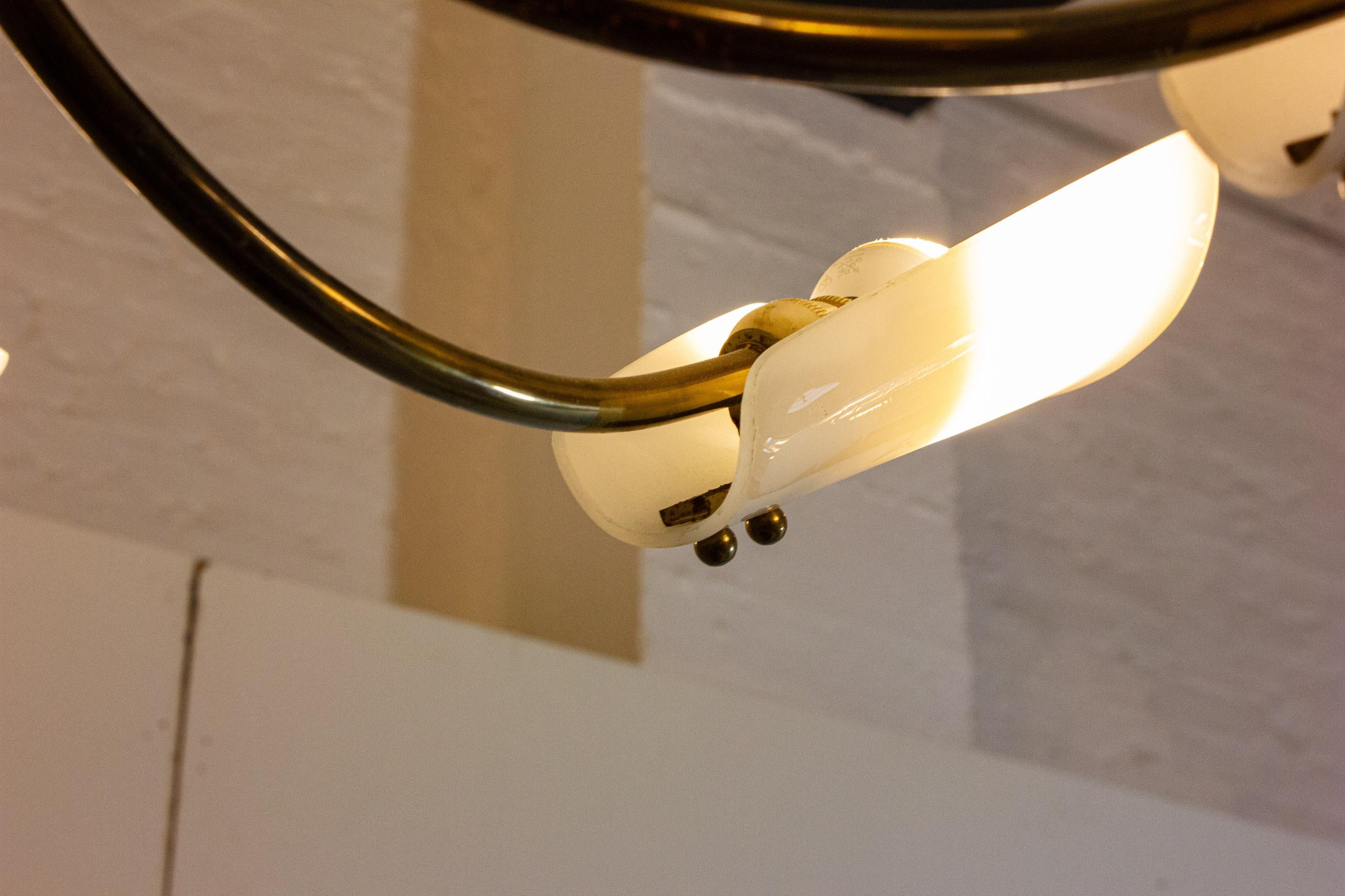 Vintage Italian radial spider chandelier with frosted shades, 1970s en venta 1