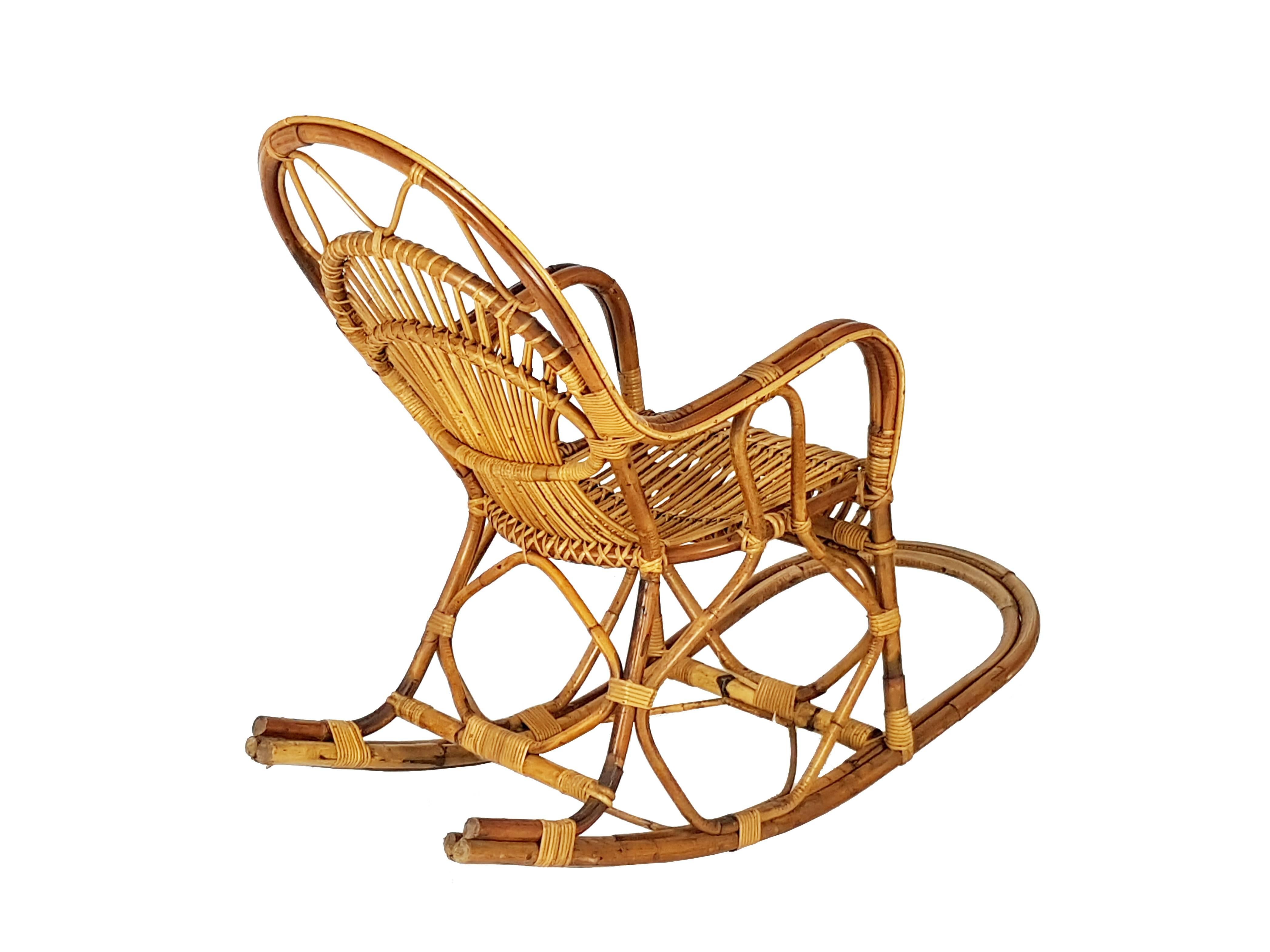 Mid-Century Modern Vieux fauteuil à bascule italien en rotin des années 1960 en vente