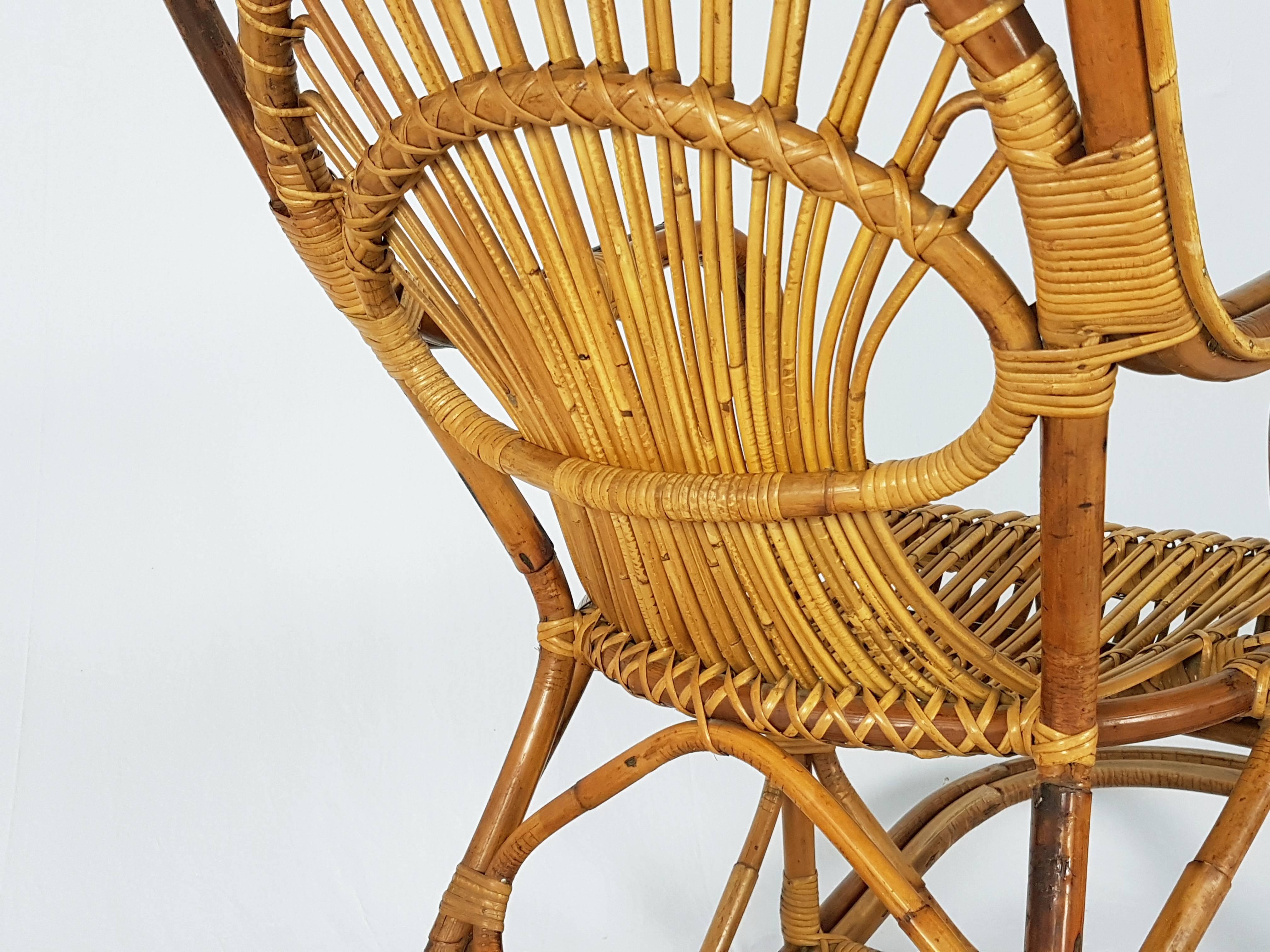 Fait main Vieux fauteuil à bascule italien en rotin des années 1960 en vente