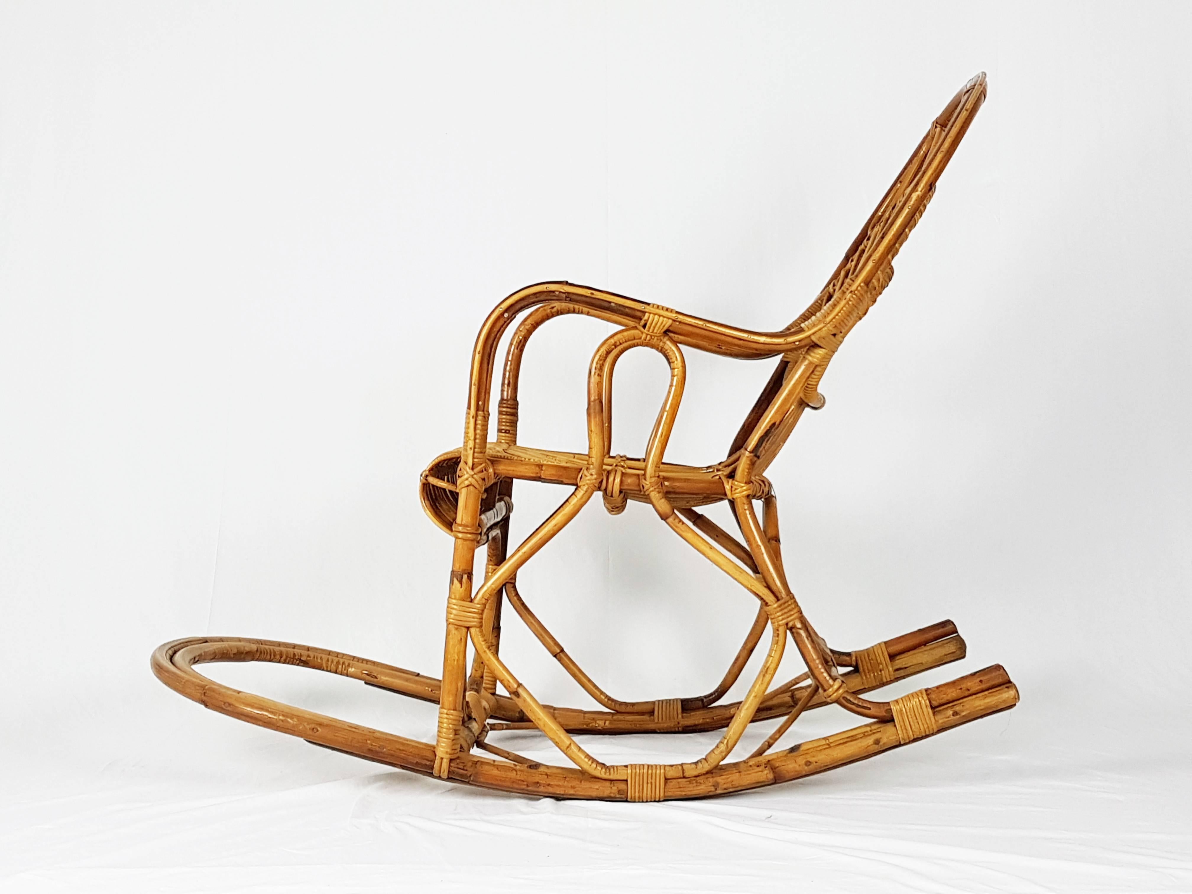 Milieu du XXe siècle Vieux fauteuil à bascule italien en rotin des années 1960 en vente