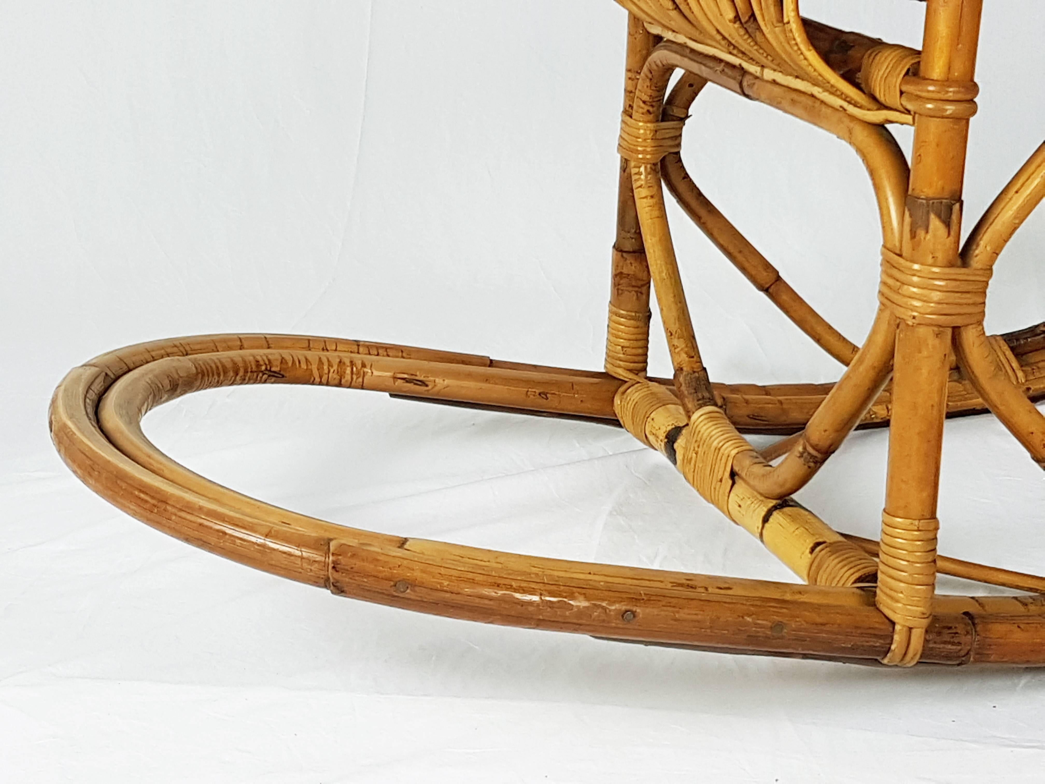 Rotin Vieux fauteuil à bascule italien en rotin des années 1960 en vente