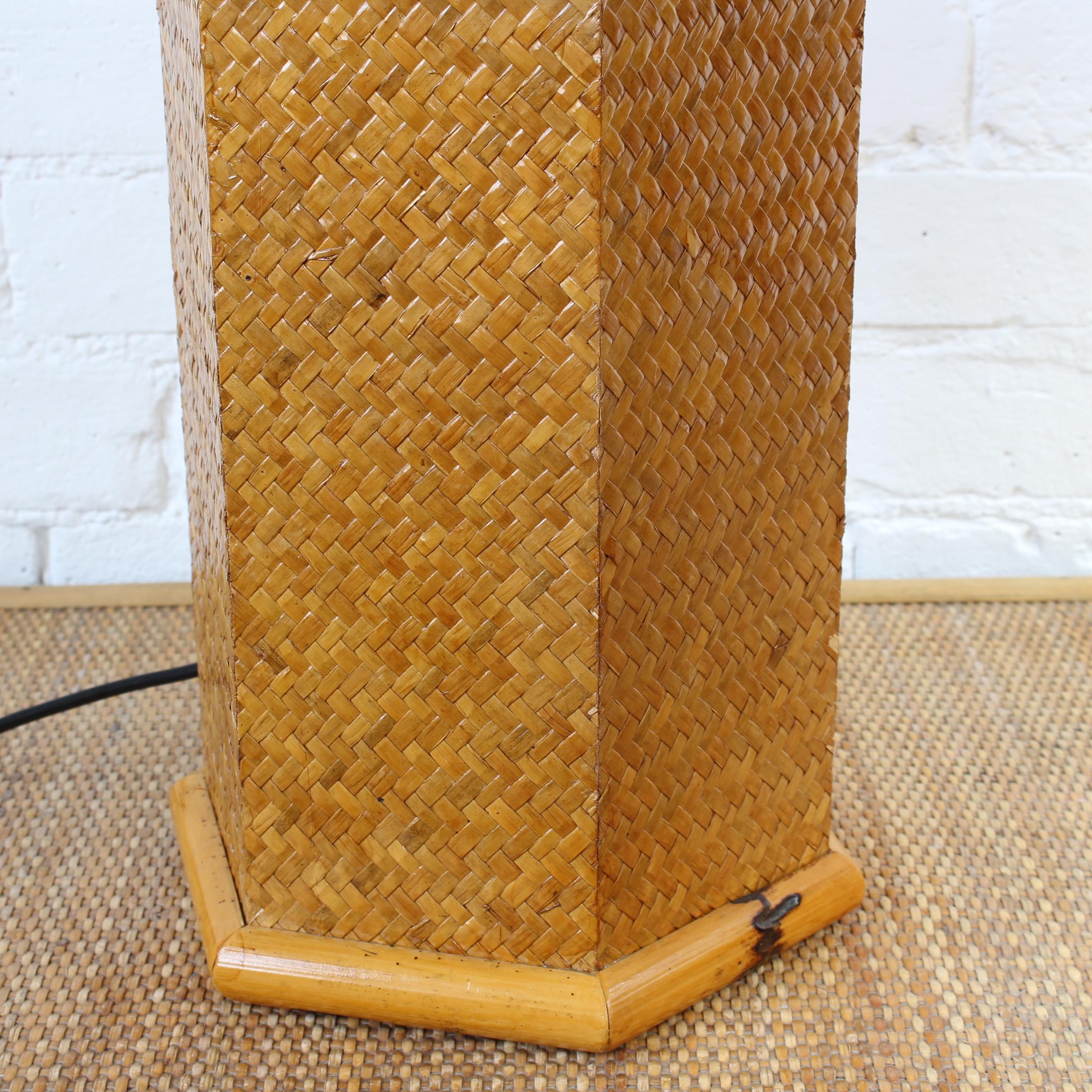 Vintage Italian Rattan & Bamboo Table Lamp, 'circa 1970s finales del siglo XX en venta