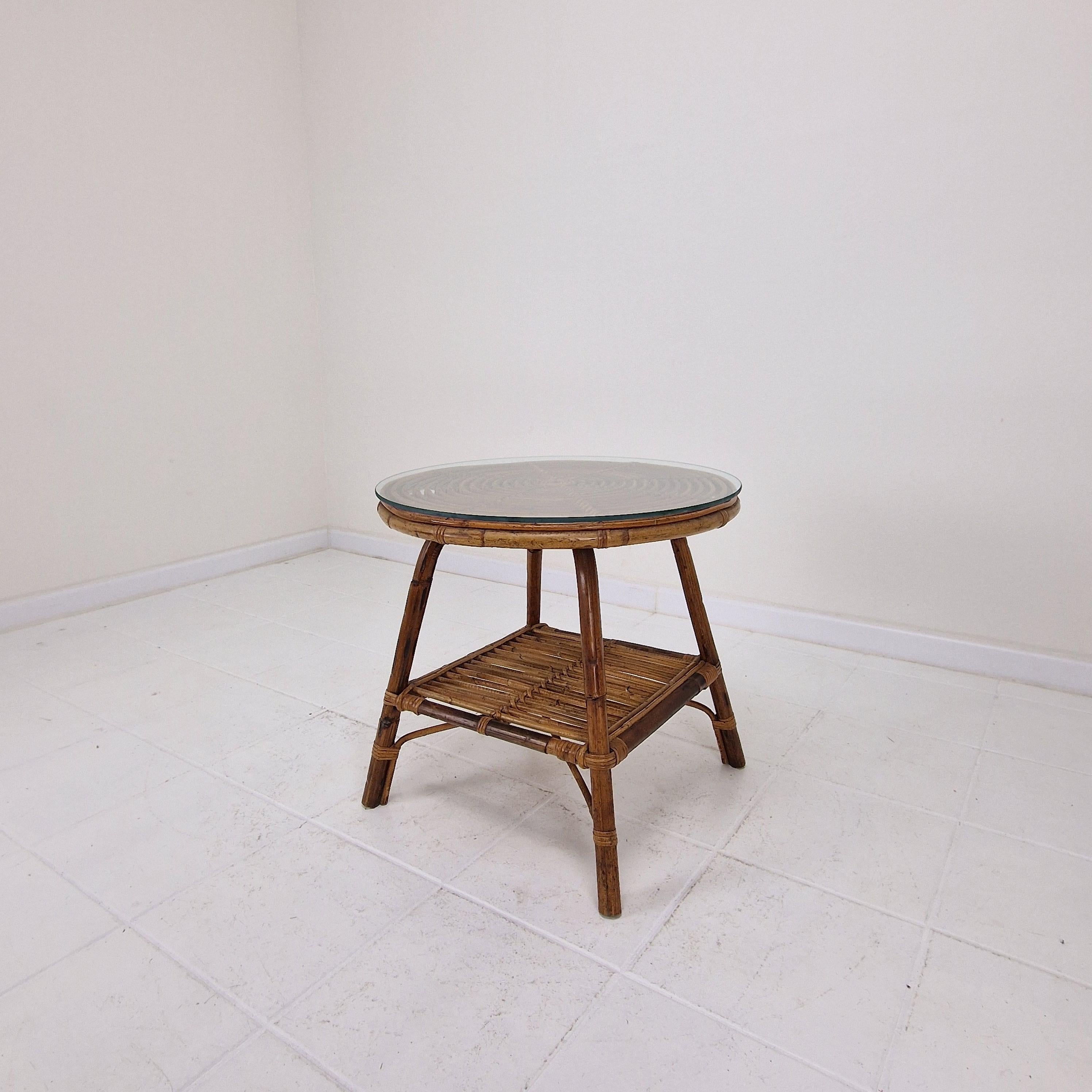 Lovely round coffee or side table, fabricated in Italy in the 70's. 

This very nice table is hand made by the best Italian craftsmen.
It has a new glass top

It is in very good condition with the normal traces of use (see the pictures).

We work