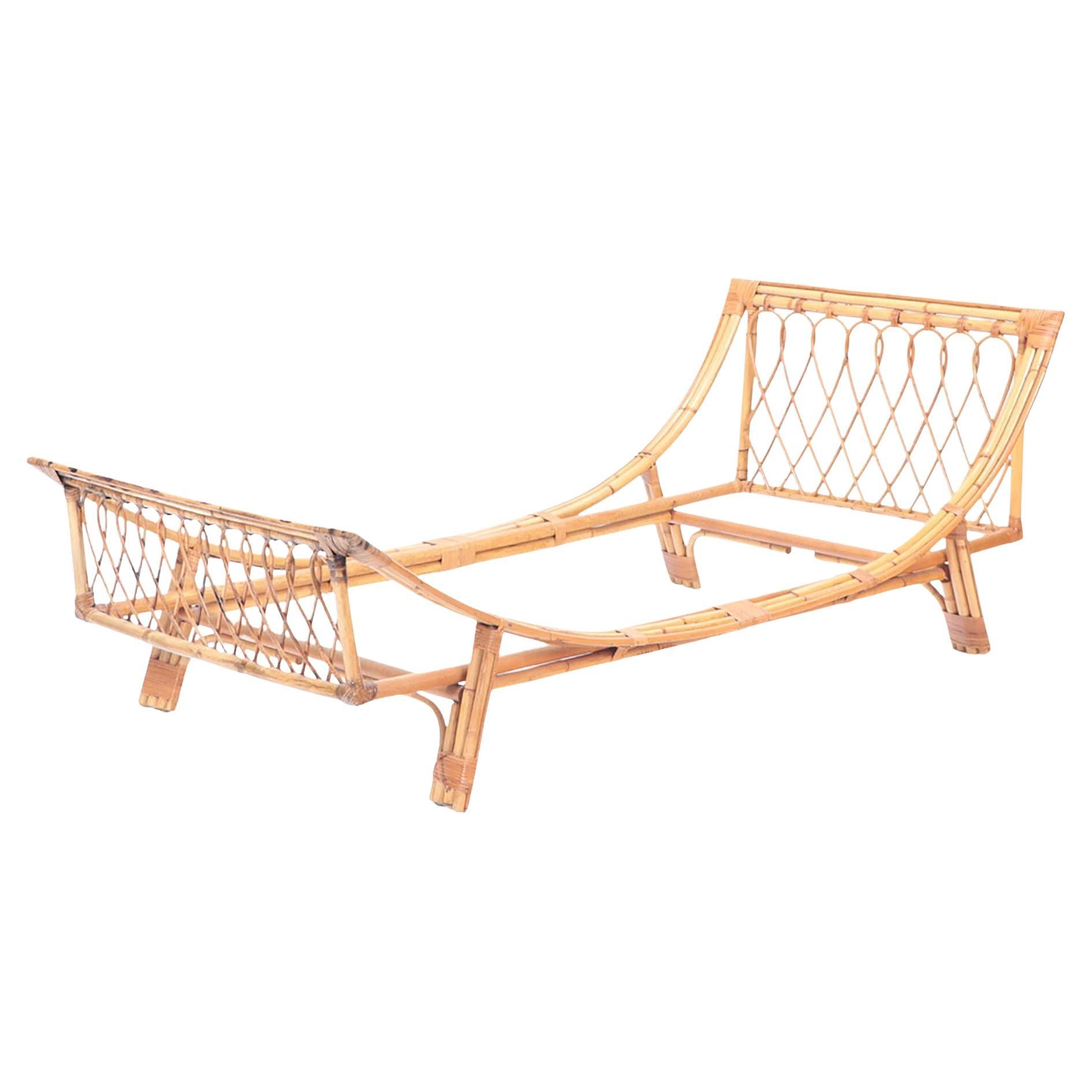 Vintage Italian Rattan daybed, circa 1960 For Sale