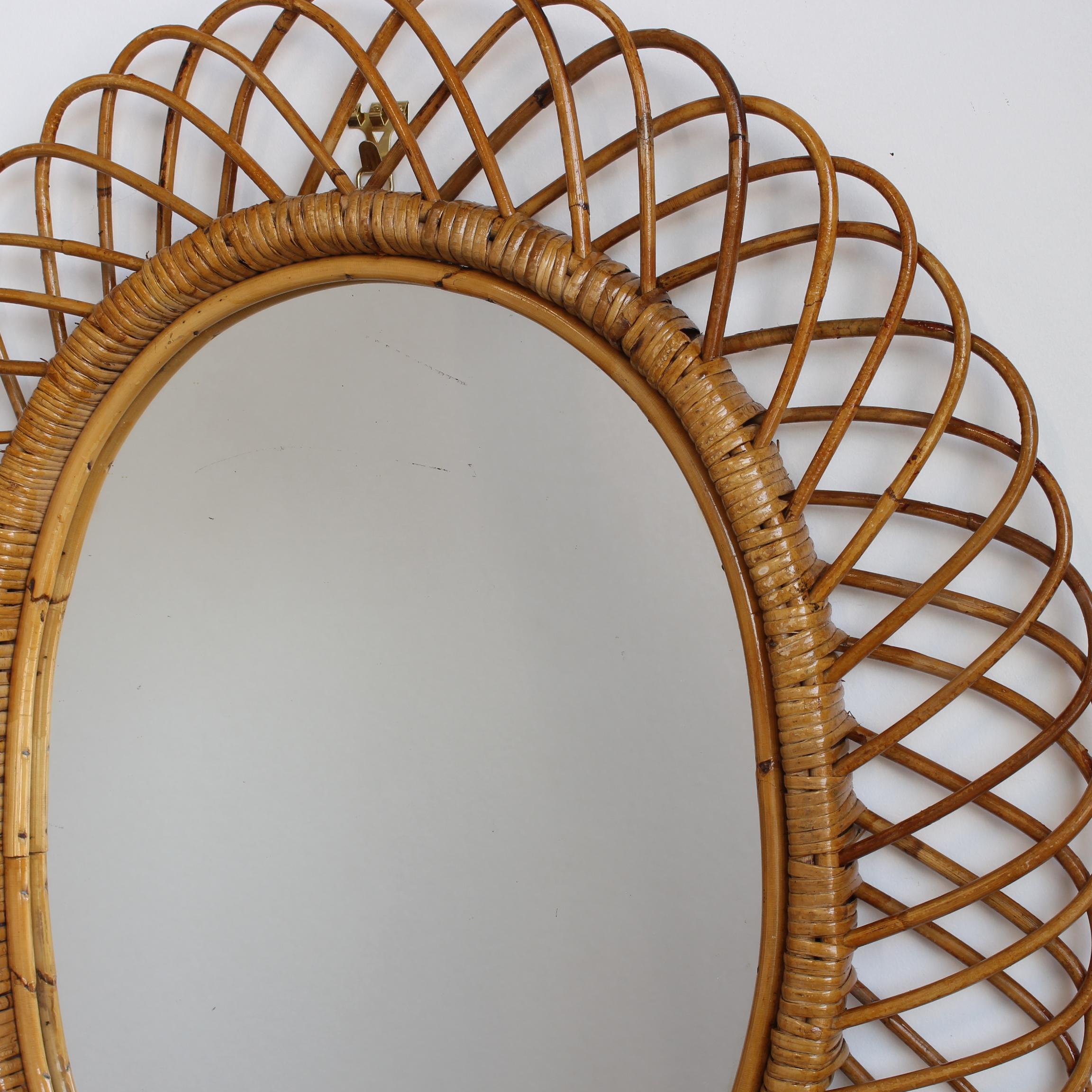 Vintage Italienischer Rattan Wandspiegel (ca. 1960er Jahre) (Mitte des 20. Jahrhunderts) im Angebot