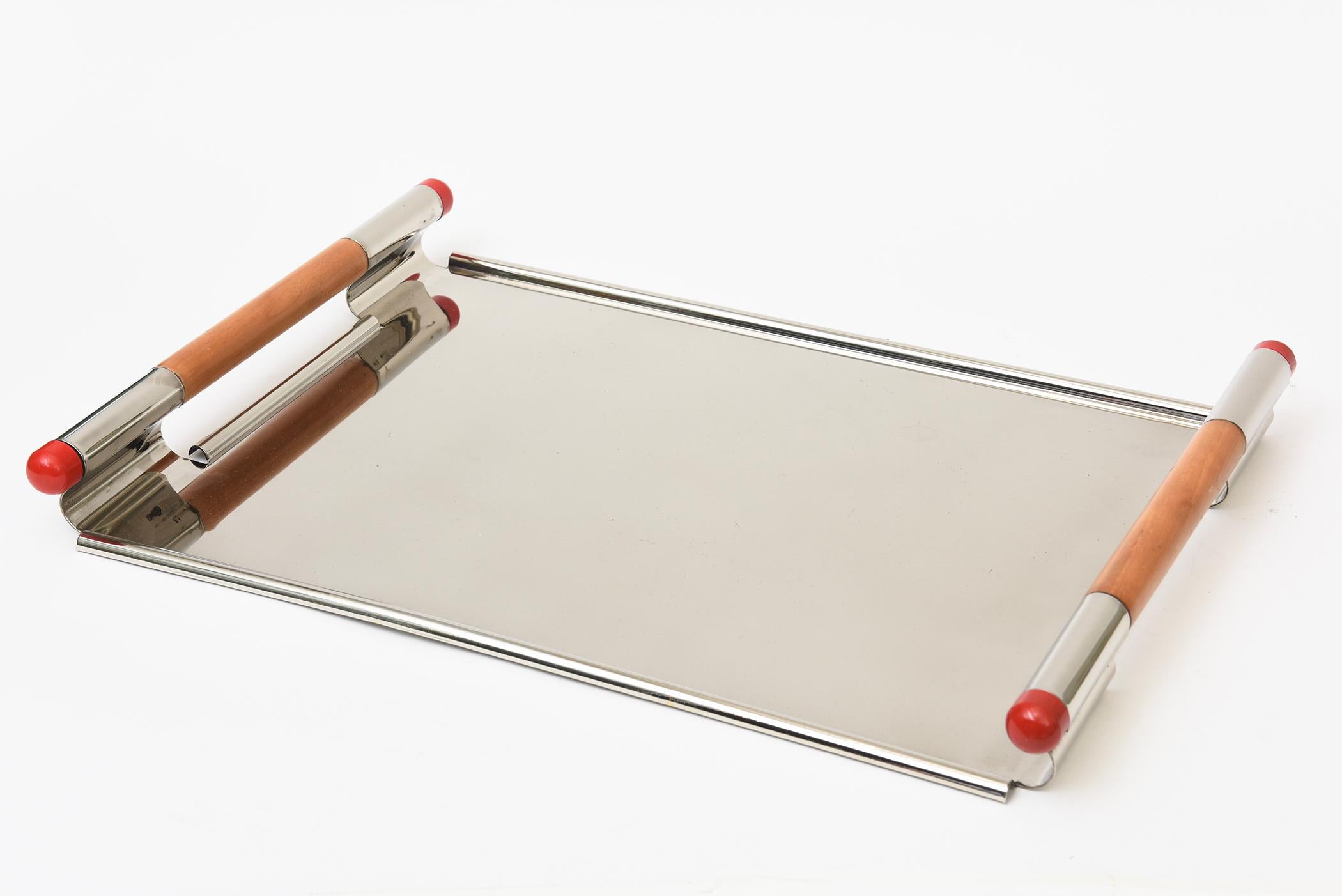 Ce fabuleux plateau italien postmoderne des années 1980 a été conçu par Larry Laslo pour Towle Silversmiths en Italie. Il est rectangulaire en métal argenté, avec des poignées en bois et de la résine rouge. Il s'agit de la série Futura. Il existe de