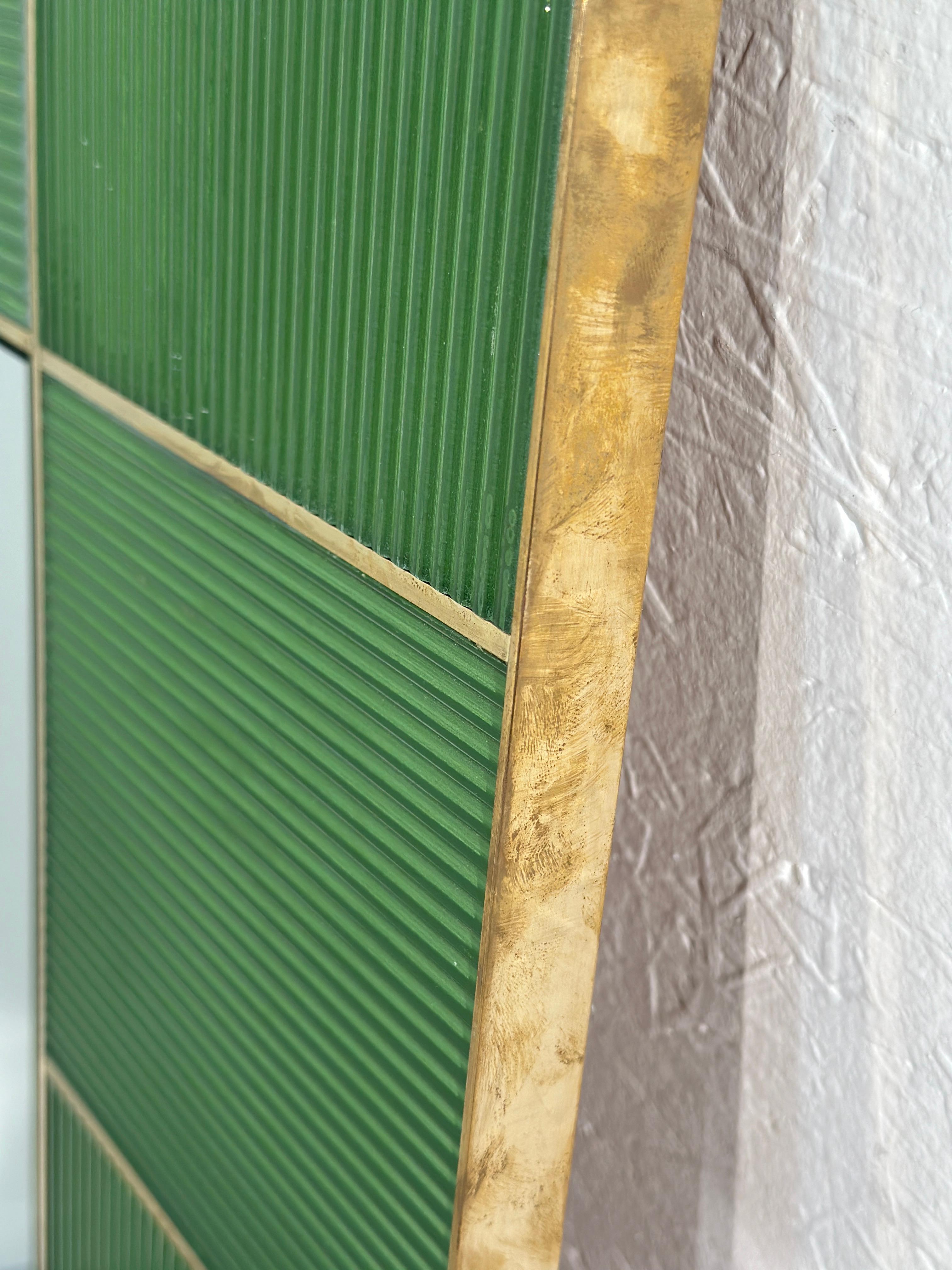Der rechteckige italienische Vintage-Wandspiegel aus den 1980er Jahren hat einen charmanten grünen Rahmen mit Messingdetails. Sein schlankes Design spiegelt den ikonischen Stil der Epoche wider und verleiht jedem Raum einen Hauch von Retro-Eleganz.

