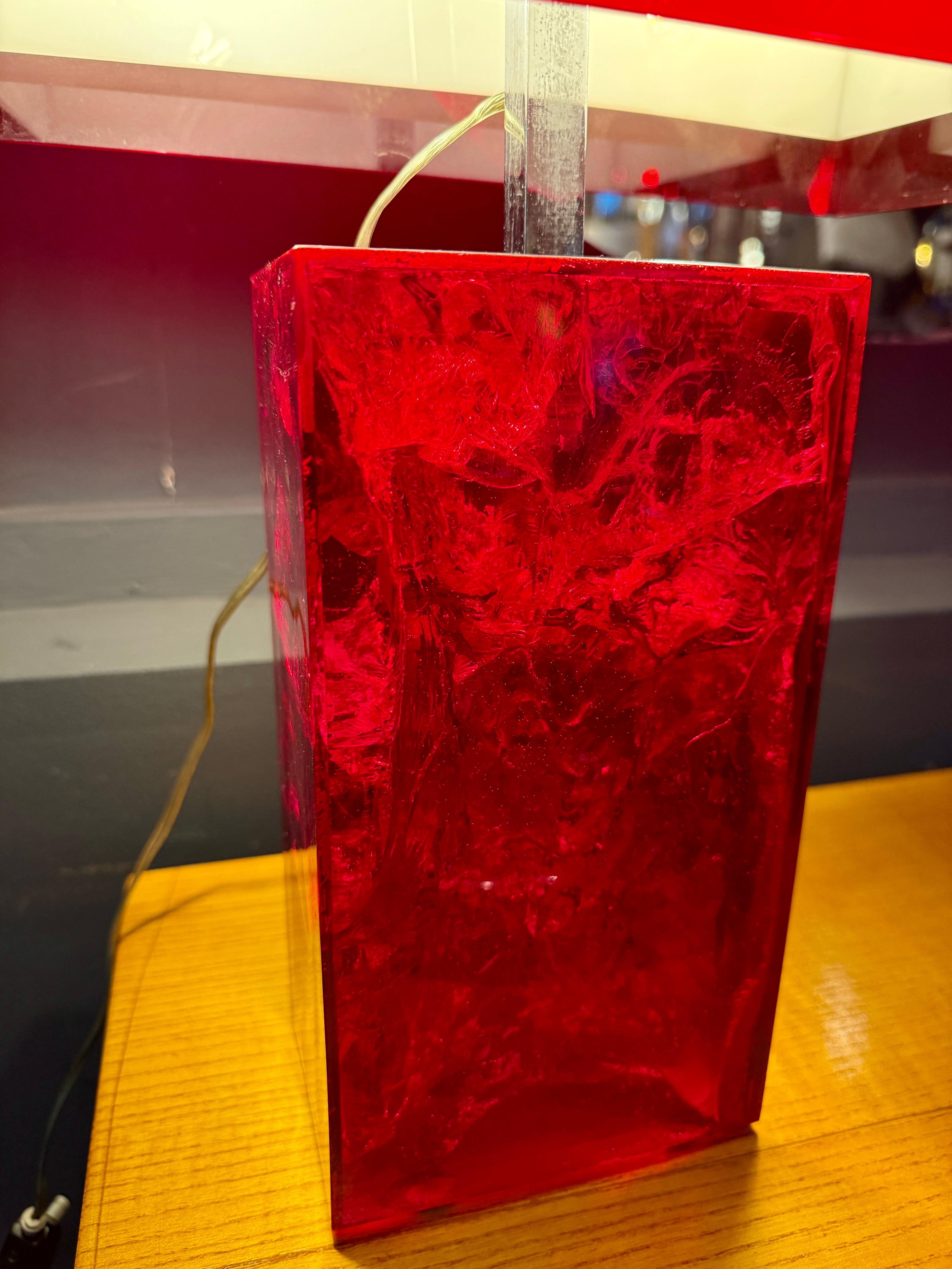 Vintage Italian Lámpara de mesa acrílica roja Años 80 en venta 4