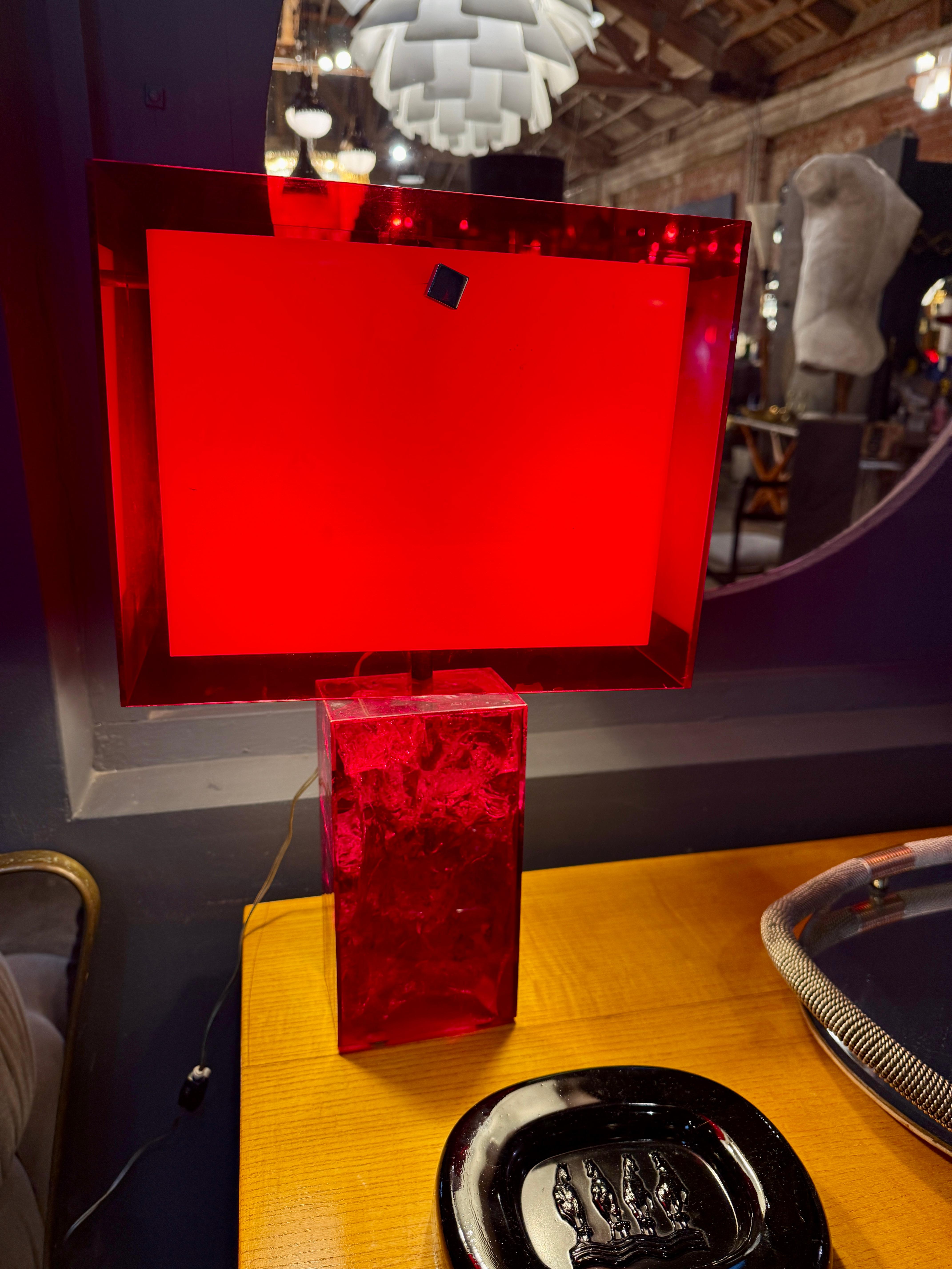 Vintage Italian Lámpara de mesa acrílica roja Años 80 en venta 2