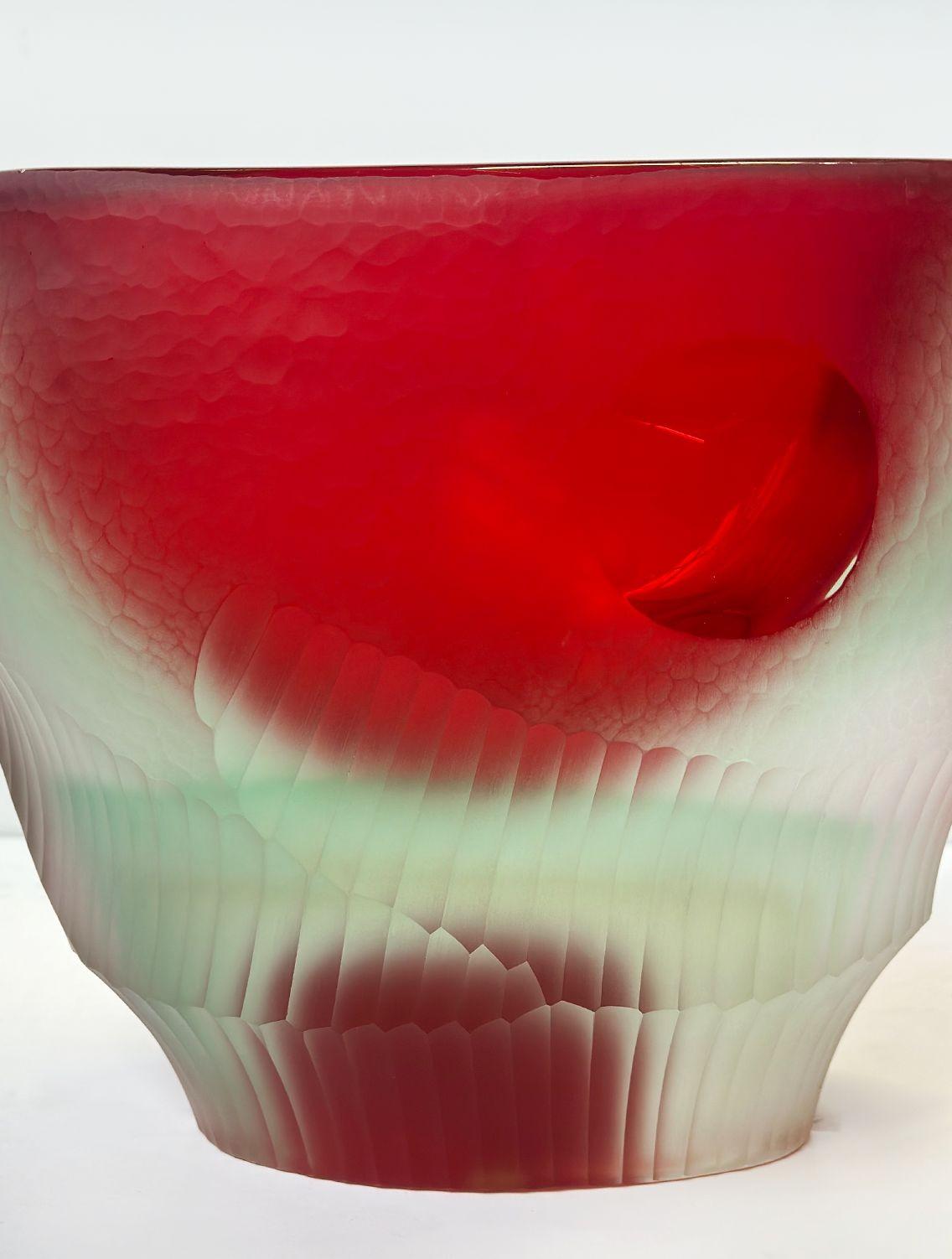 Wunderschöne Vase aus rotem und klarem Murano-Glas, mundgeblasen in Sommerso-Technik, bei der das Glas eingetaucht und geätzt wird, um einen atemberaubenden, mehrdimensionalen Effekt zu erzielen. Hergestellt in Italien, um 1960 von Romano Dona. Auf
