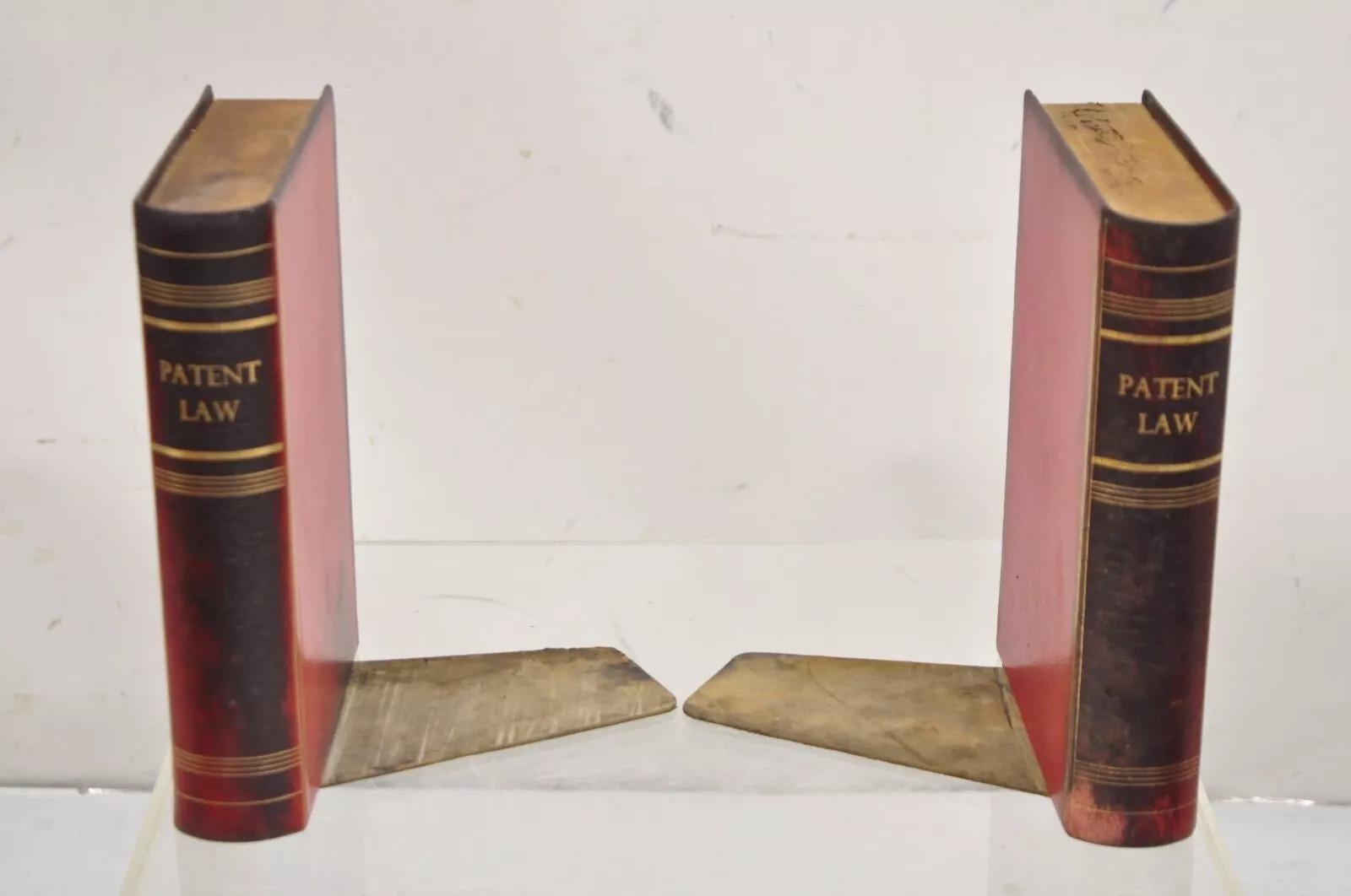 Paire de serre-livres vintage italiens en cuir rouge « Patent Law » et faux livre (B) Bon état - En vente à Philadelphia, PA