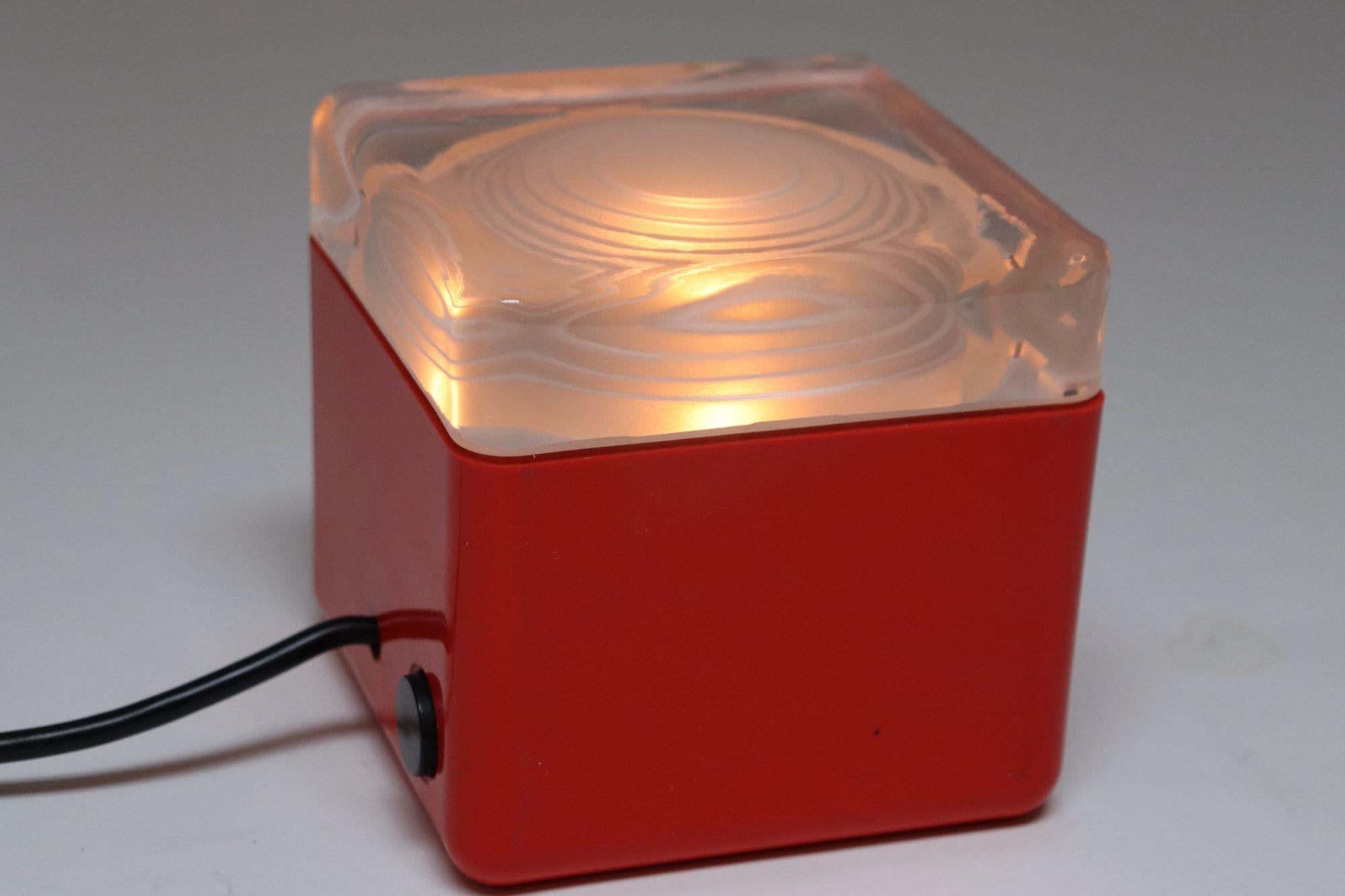 Vintage Italian Red Plastic and Glass Cube Lamp Attributed to Lamperti Robbiate For Sale 2