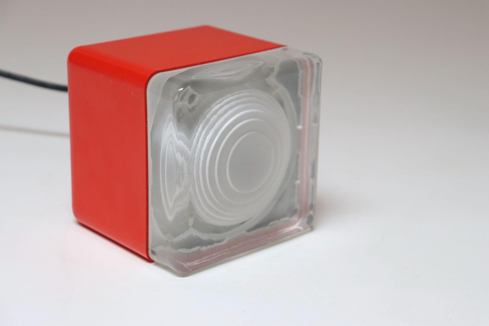 Vintage Italian Red Plastic and Glass Cube Lamp Attributed to Lamperti Robbiate For Sale 3