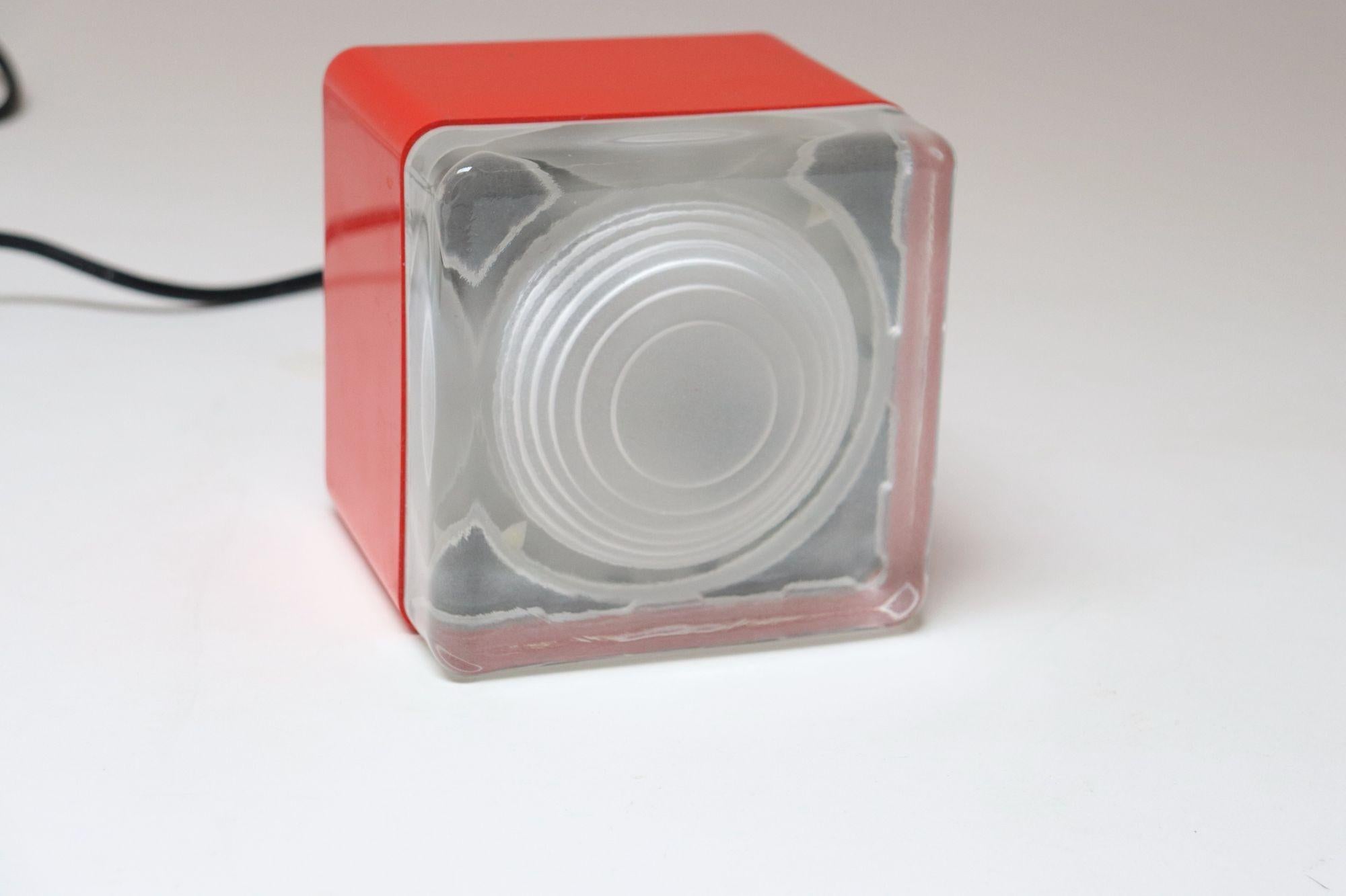 Vintage Italian Red Plastic and Glass Cube Lamp Attributed to Lamperti Robbiate For Sale 4