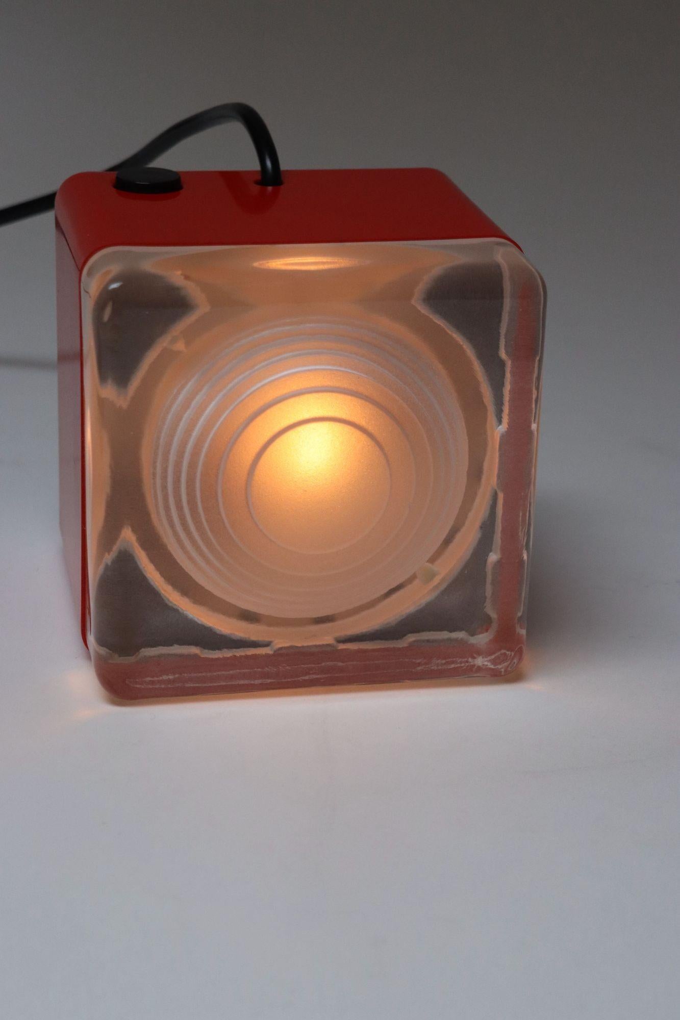 Vintage Italian Red Plastic and Glass Cube Lamp Attributed to Lamperti Robbiate For Sale 5