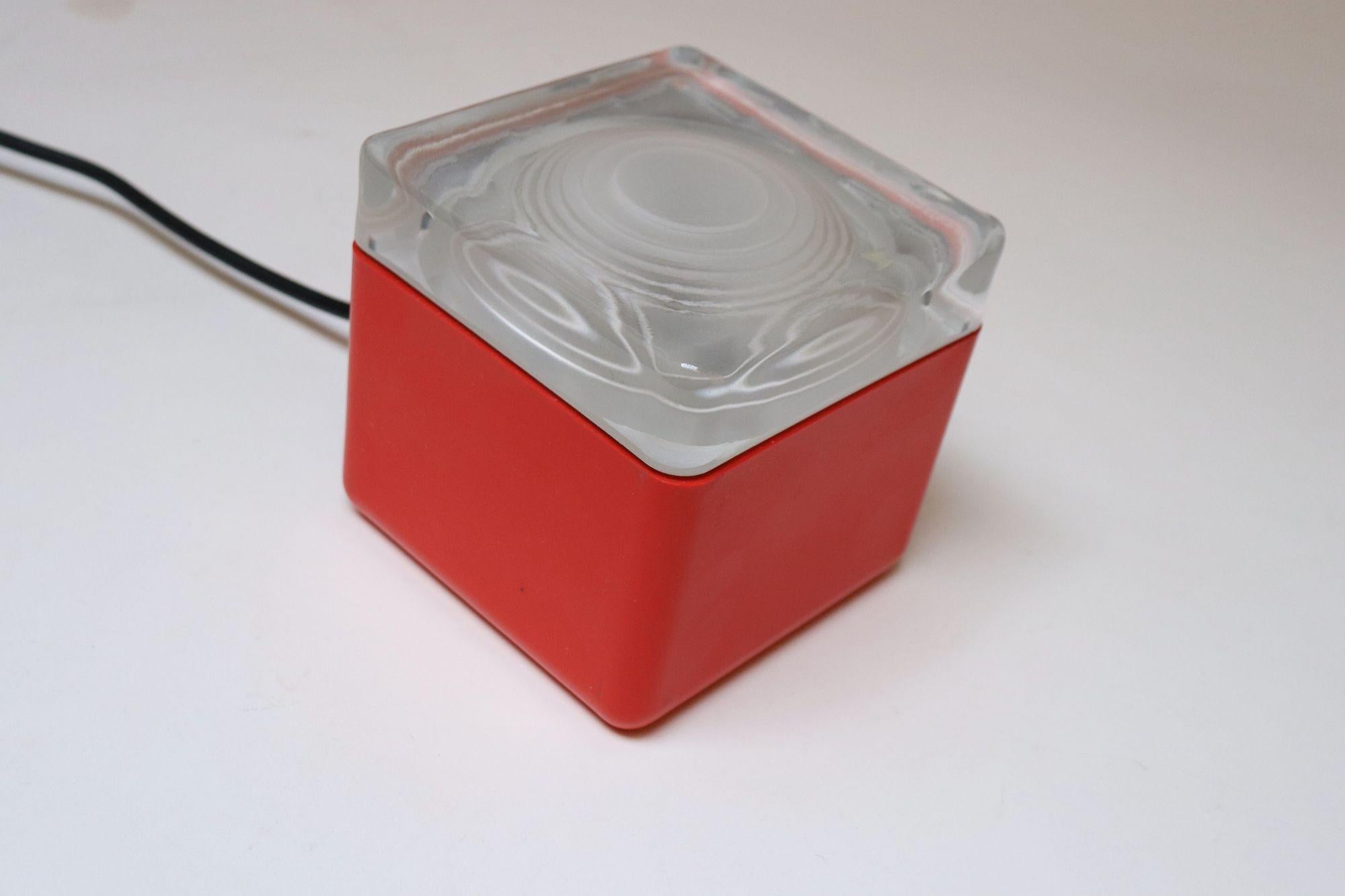 Vintage Italian Red Plastic and Glass Cube Lamp Attributed to Lamperti Robbiate For Sale 10