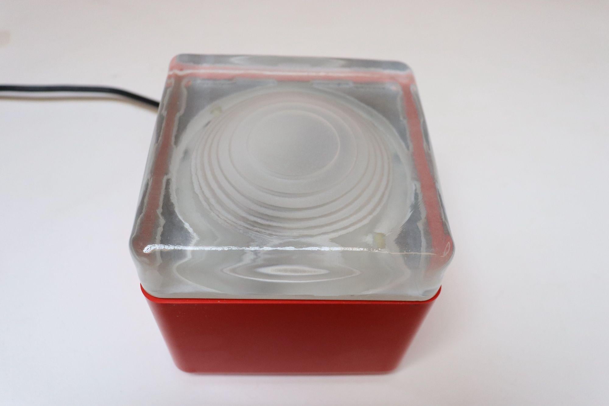 Vintage Italian Red Plastic and Glass Cube Lamp Attributed to Lamperti Robbiate In Good Condition For Sale In Brooklyn, NY