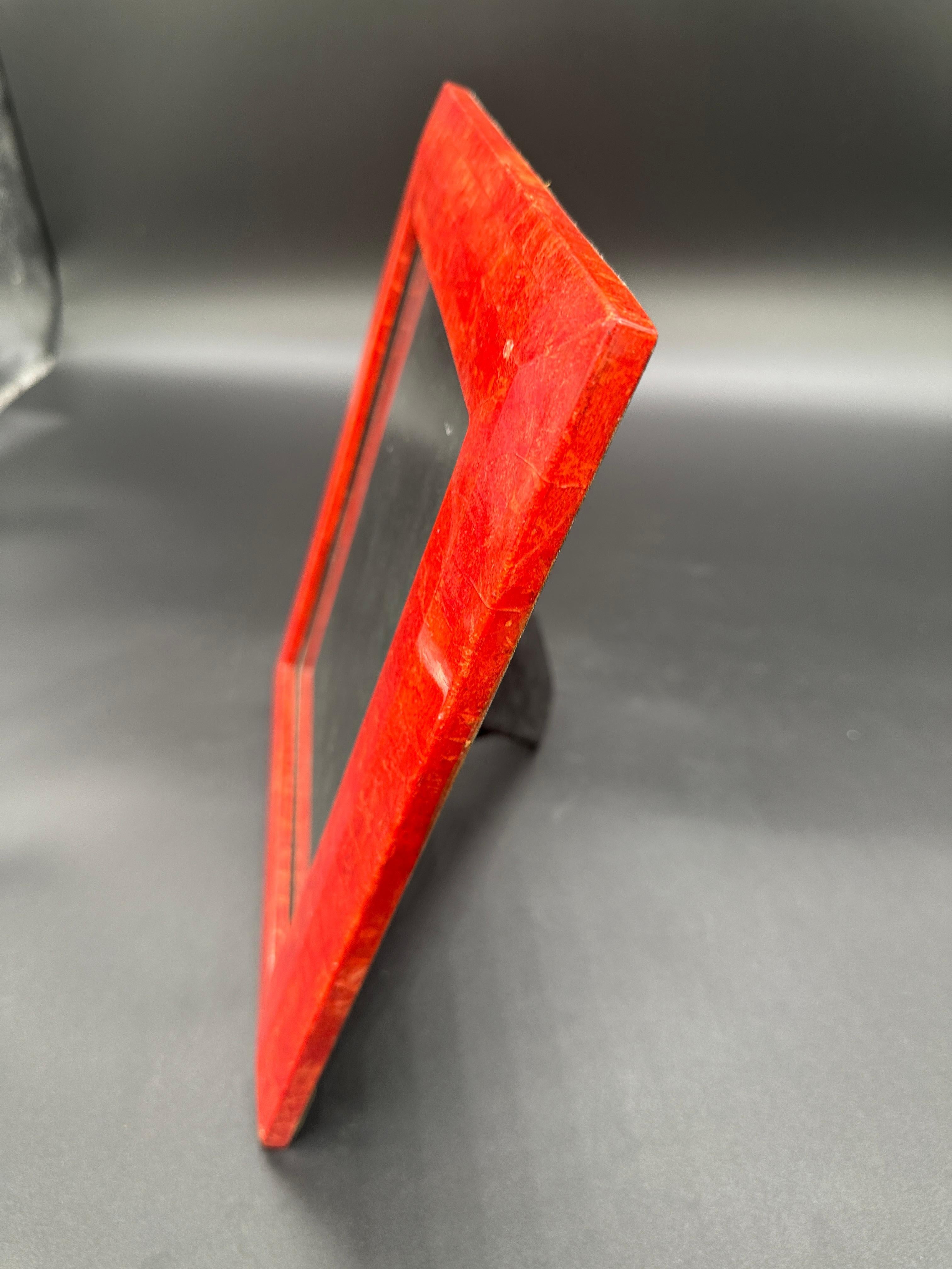 Este marco italiano vintage de los años 80 está hecho de madera roja, con un tono rico y cálido. El diseño del marco resalta el grano y la textura naturales de la madera, reflejando la artesanía de alta calidad de la época. Su estética elegante y