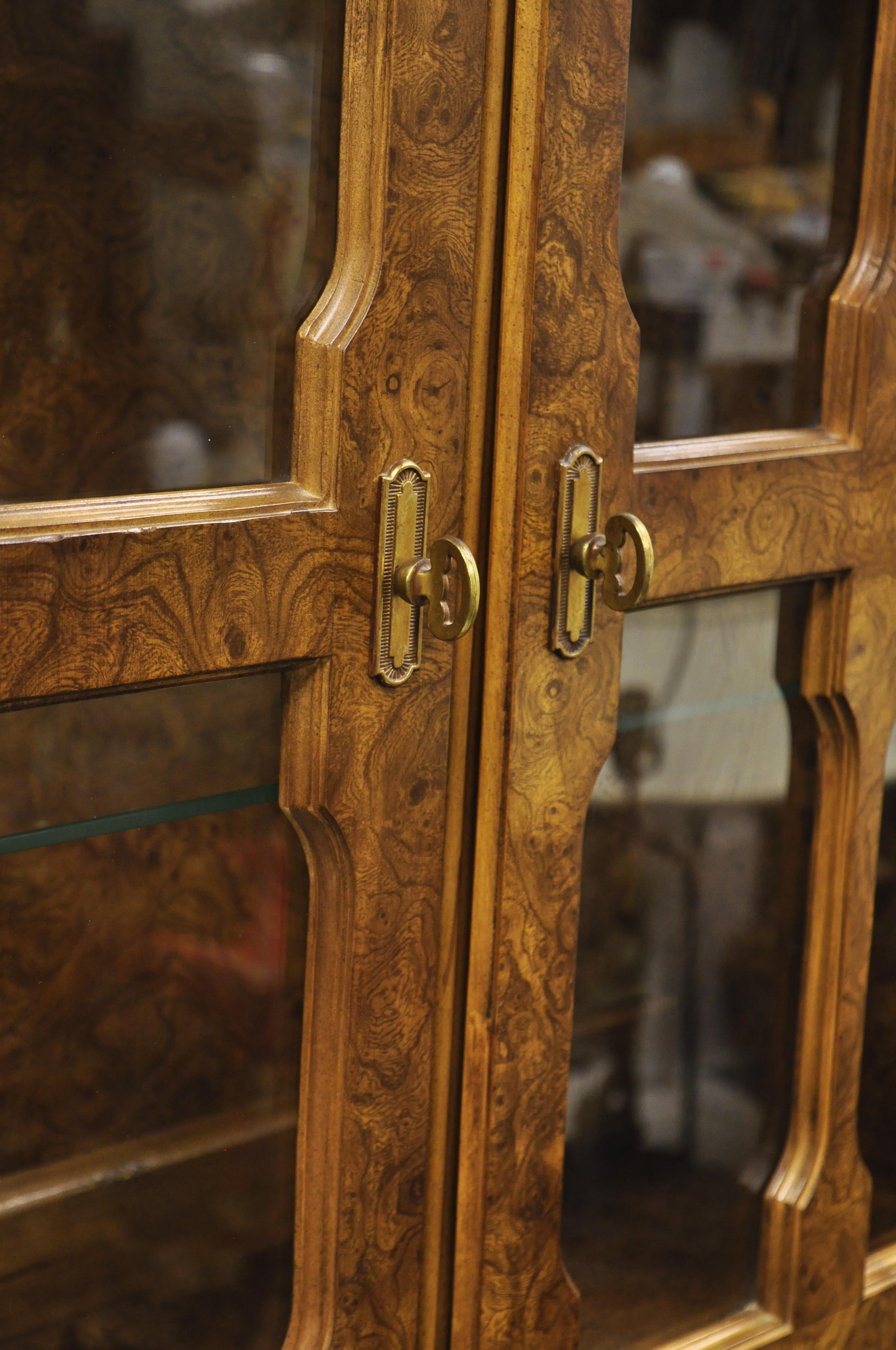 Vieille vitrine de bureau de style Régence italienne en bois de ronce et stratifié à pieds sabres en vente 4