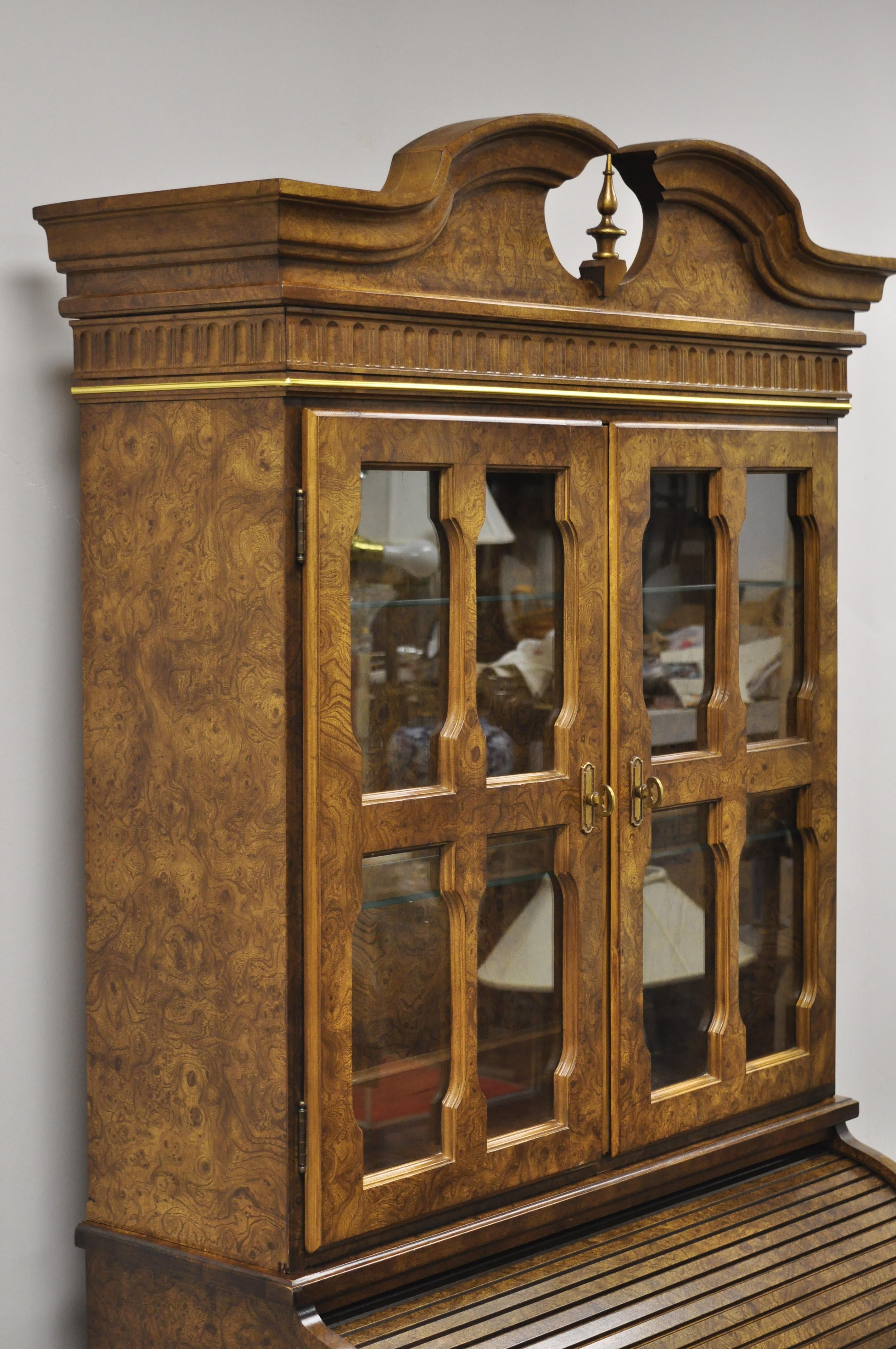 Regency Vieille vitrine de bureau de style Régence italienne en bois de ronce et stratifié à pieds sabres en vente