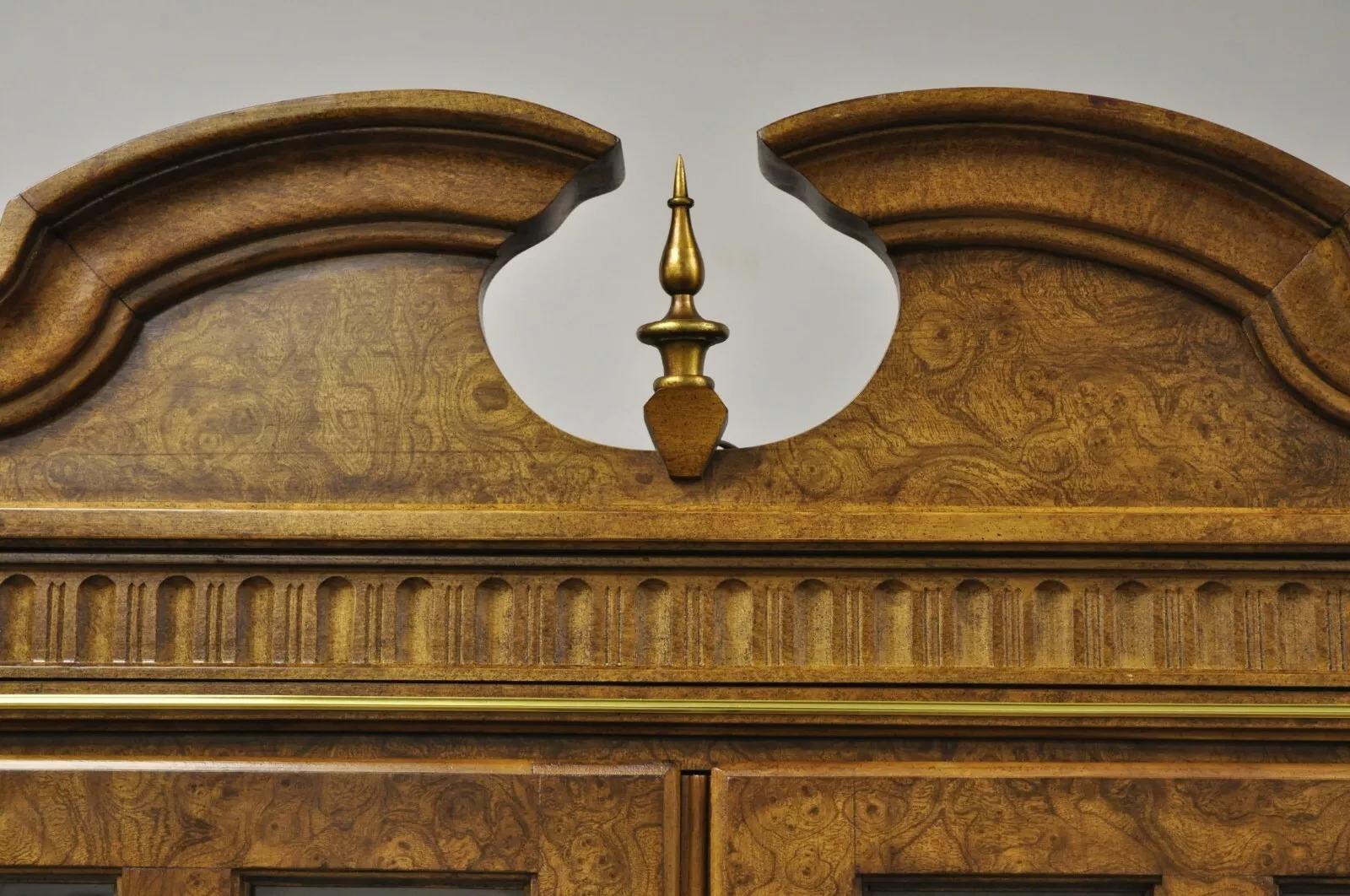 Vintage Italian Regency Burlwood Laminat Saber Leg Tall Secretary Desk Display (20. Jahrhundert)