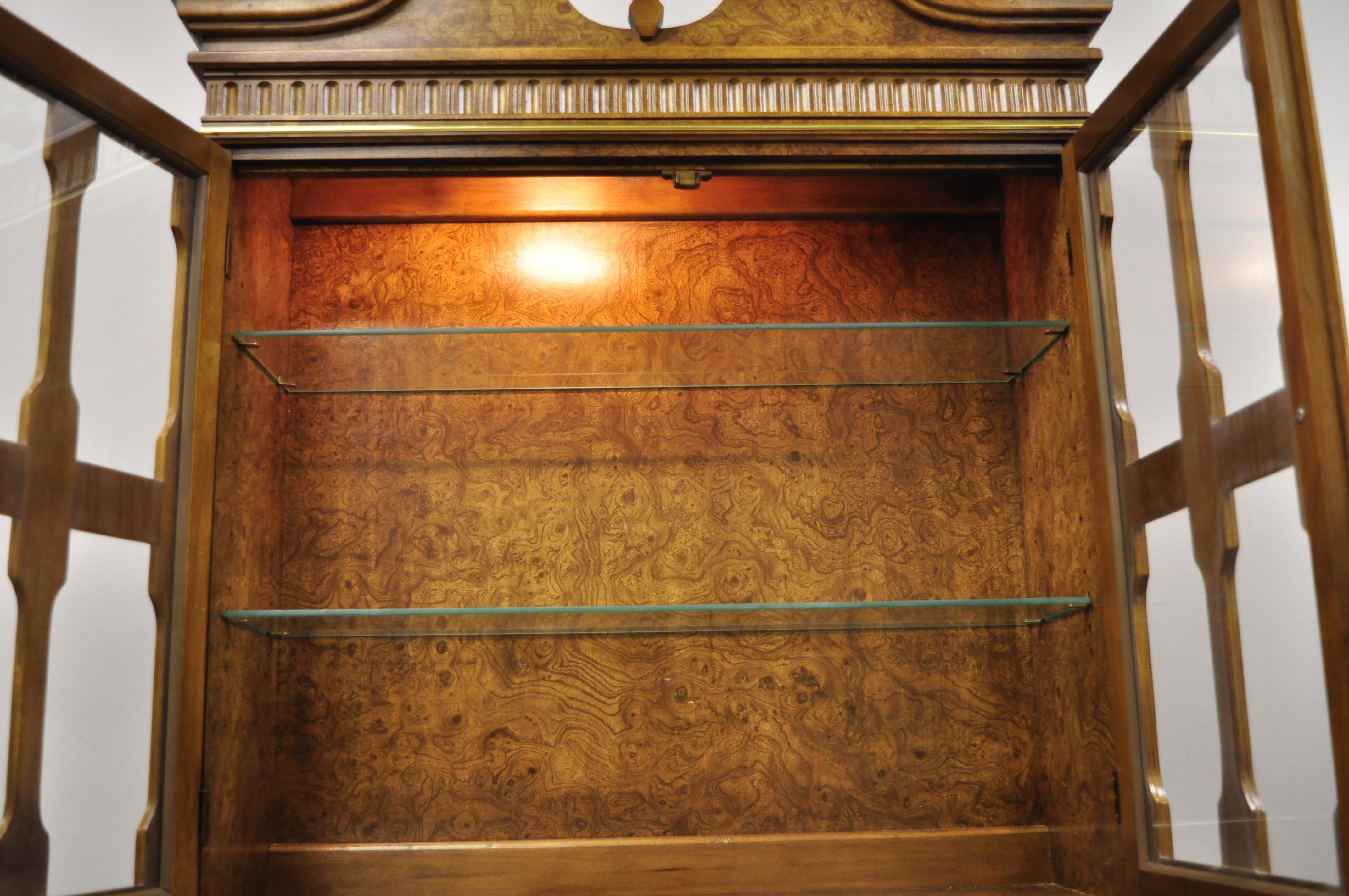 Verre Vieille vitrine de bureau de style Régence italienne en bois de ronce et stratifié à pieds sabres en vente