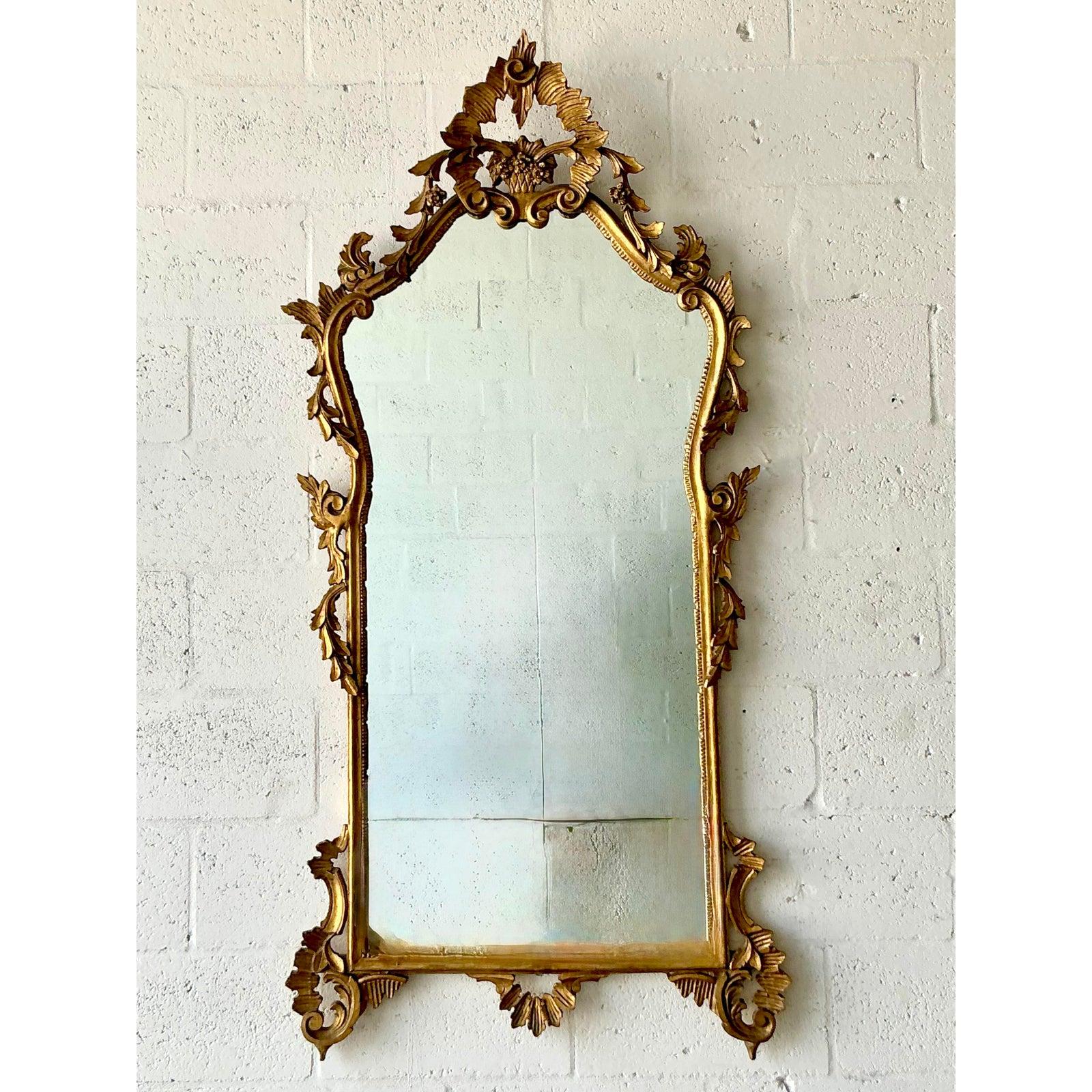 Fangen Sie die Essenz italienischer Opulenz mit diesem atemberaubenden Spiegel aus vergoldetem Holz ein. Seine hohe, anmutige Silhouette ist ein beeindruckendes Beispiel für die Handwerkskunst des Rokoko-Revivals, das die Aufmerksamkeit auf sich