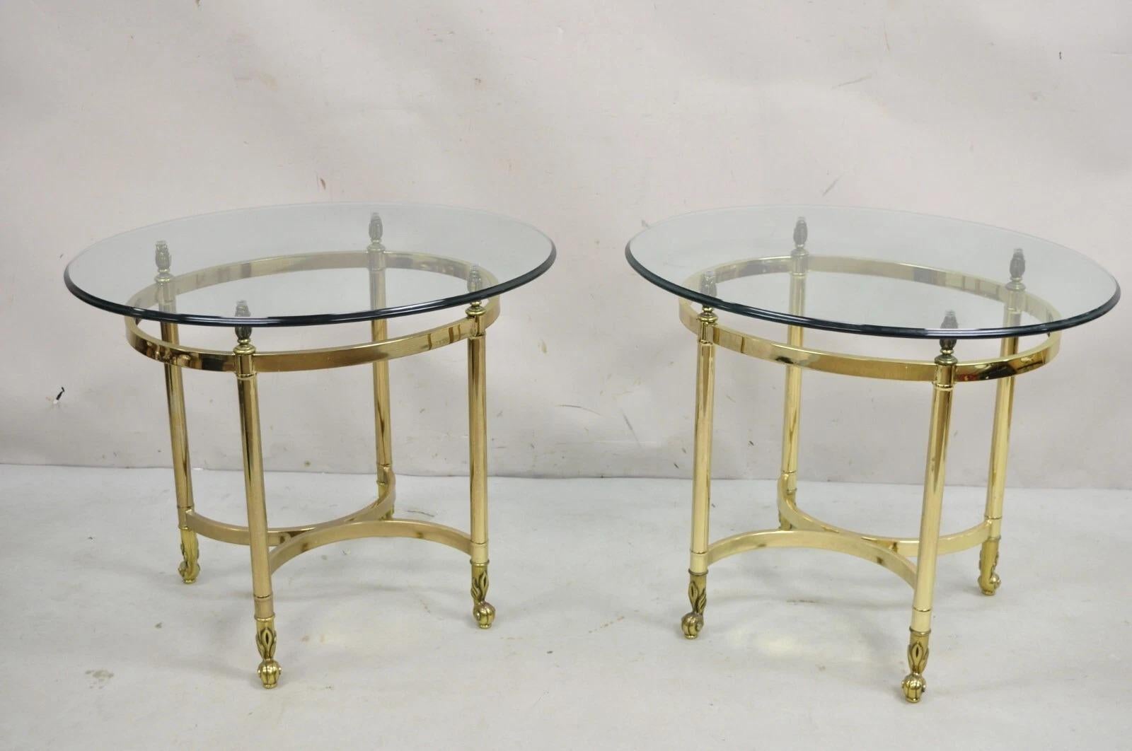 Pareja de mesas auxiliares ovaladas de latón con tapa de cristal estilo Vintage Italian Glass 4