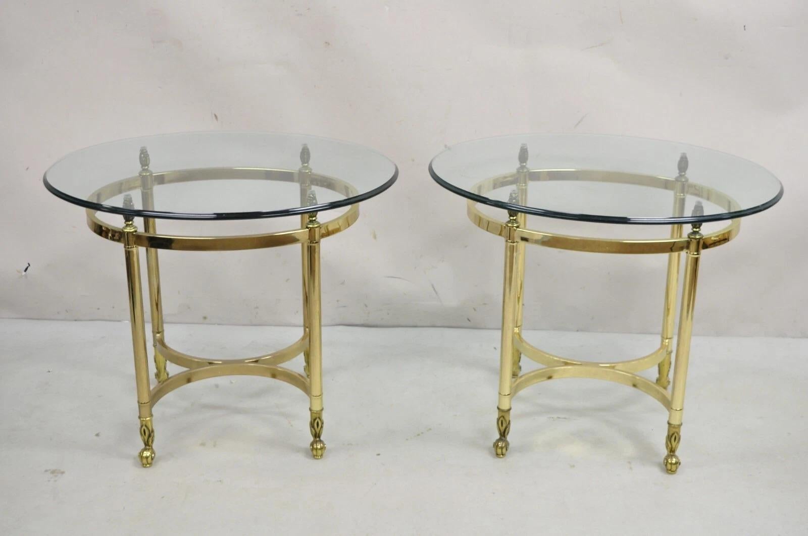 Pareja de mesas auxiliares ovaladas de latón con tapa de cristal biselado de estilo regencia italiano vintage. Finales del siglo XX. Medidas: 22
