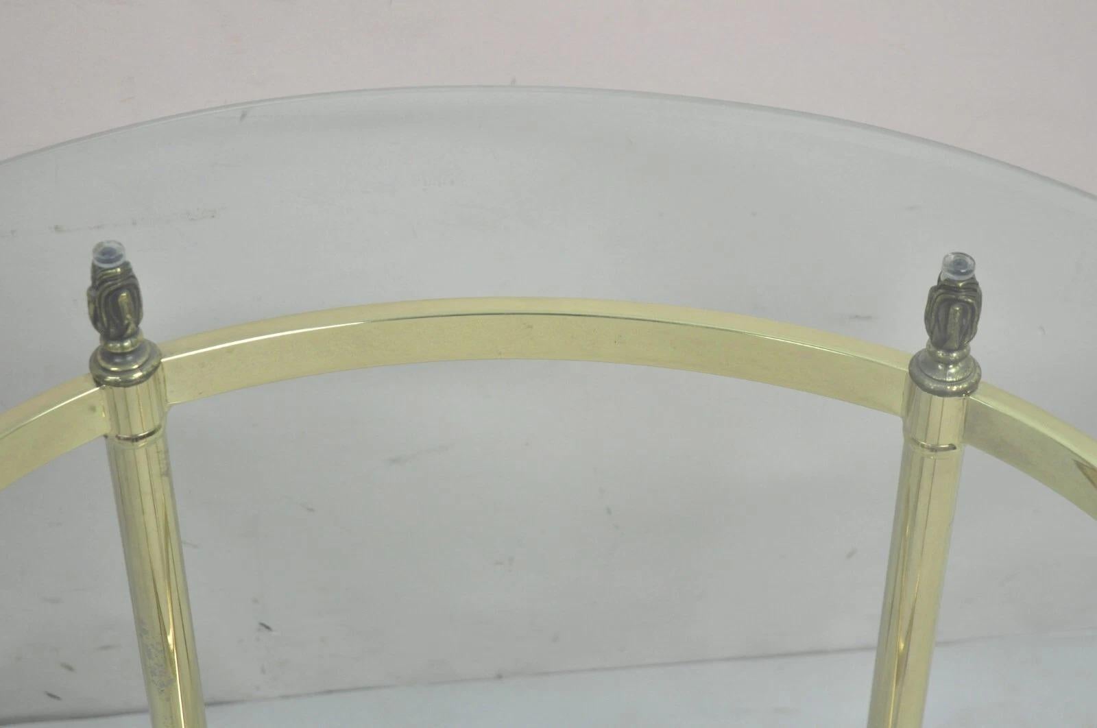 Pareja de mesas auxiliares ovaladas de latón con tapa de cristal estilo Vintage Italian Glass siglo XX