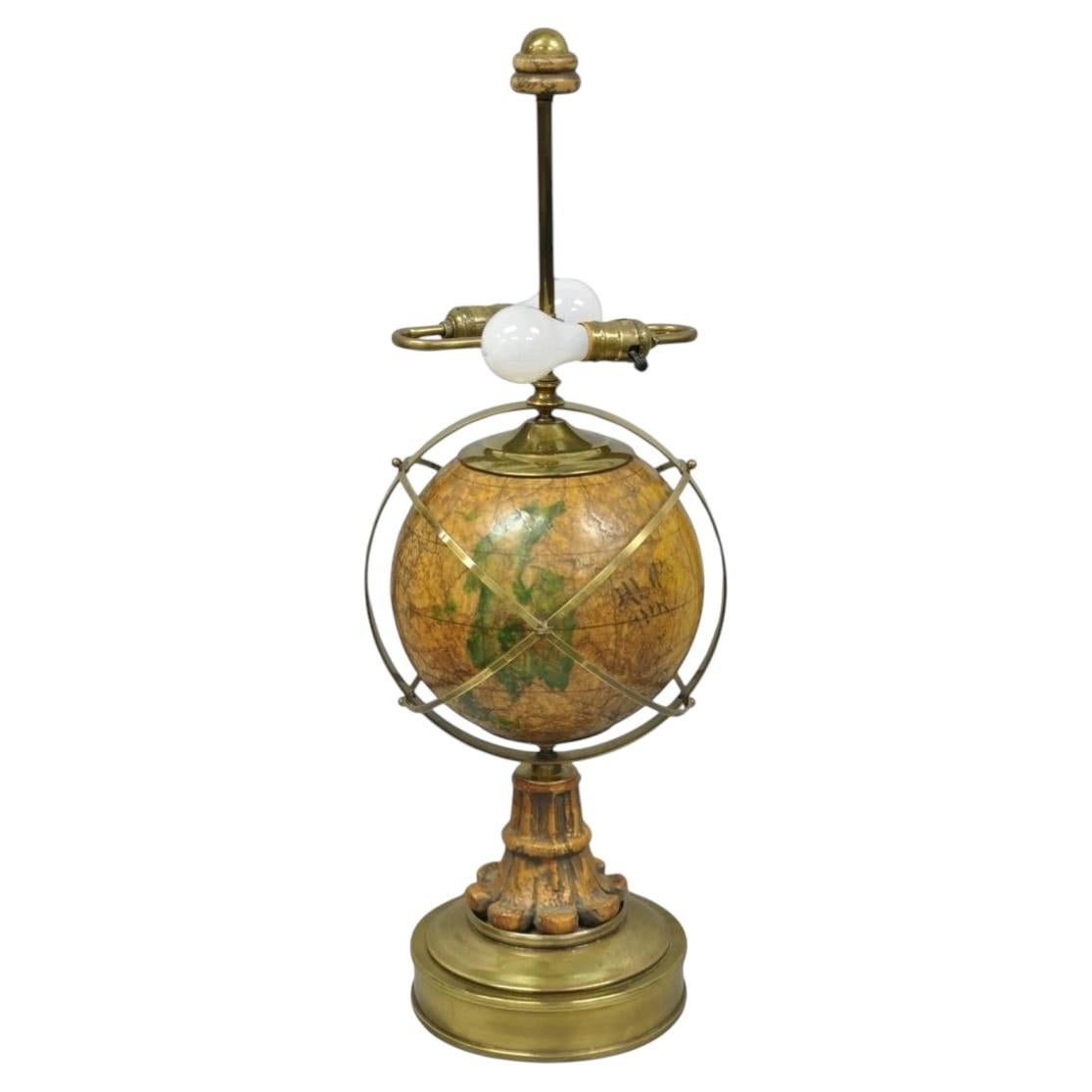 Lámpara de mesa vintage de estilo Regencia italiana, de latón y madera, con forma de globo terráqueo del Viejo Mundo, de Hart en venta