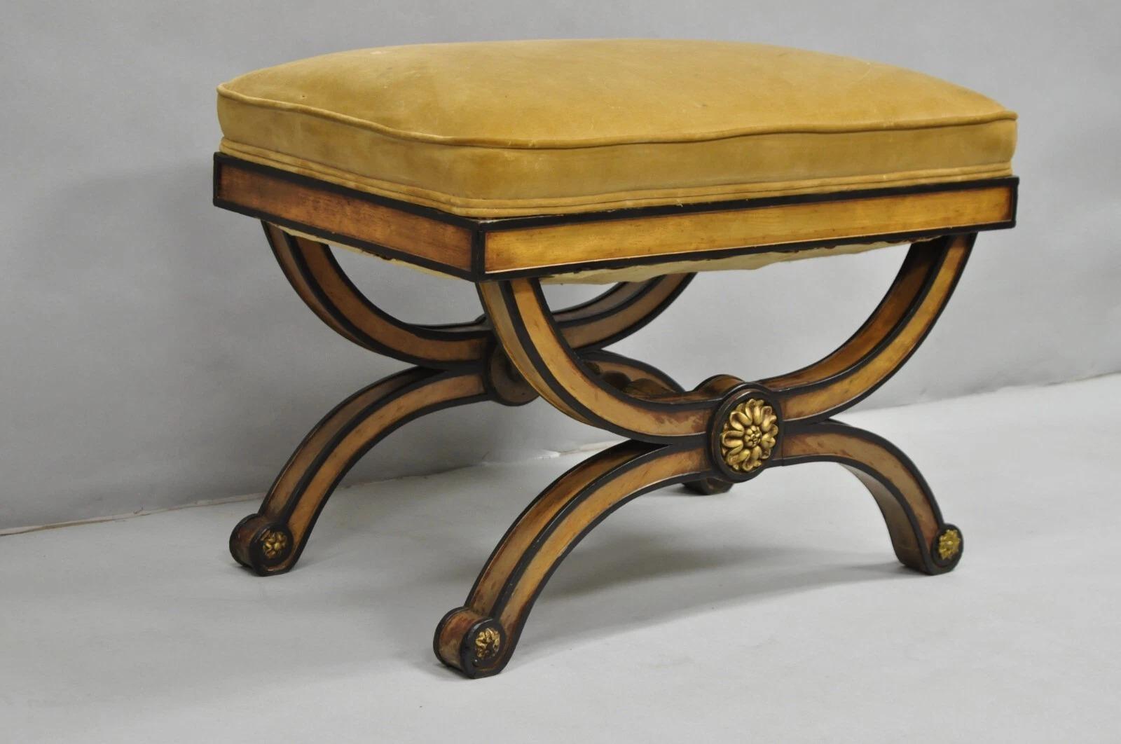 Vintage Italian Regency Style Curule geschnitzt Nussbaum gepolstert X-Bench Hocker mit Gold Rosetten und schwarz lackiert Akzente. CIRCA Anfang des 20. Jahrhunderts. Abmessungen: 19